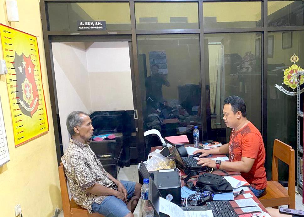 DIPERIKSA: Pelaku berinisial SD (kiri) menjalani pemeriksaan di Unit Reskrim Polsek Cluring kemarin (13/5)