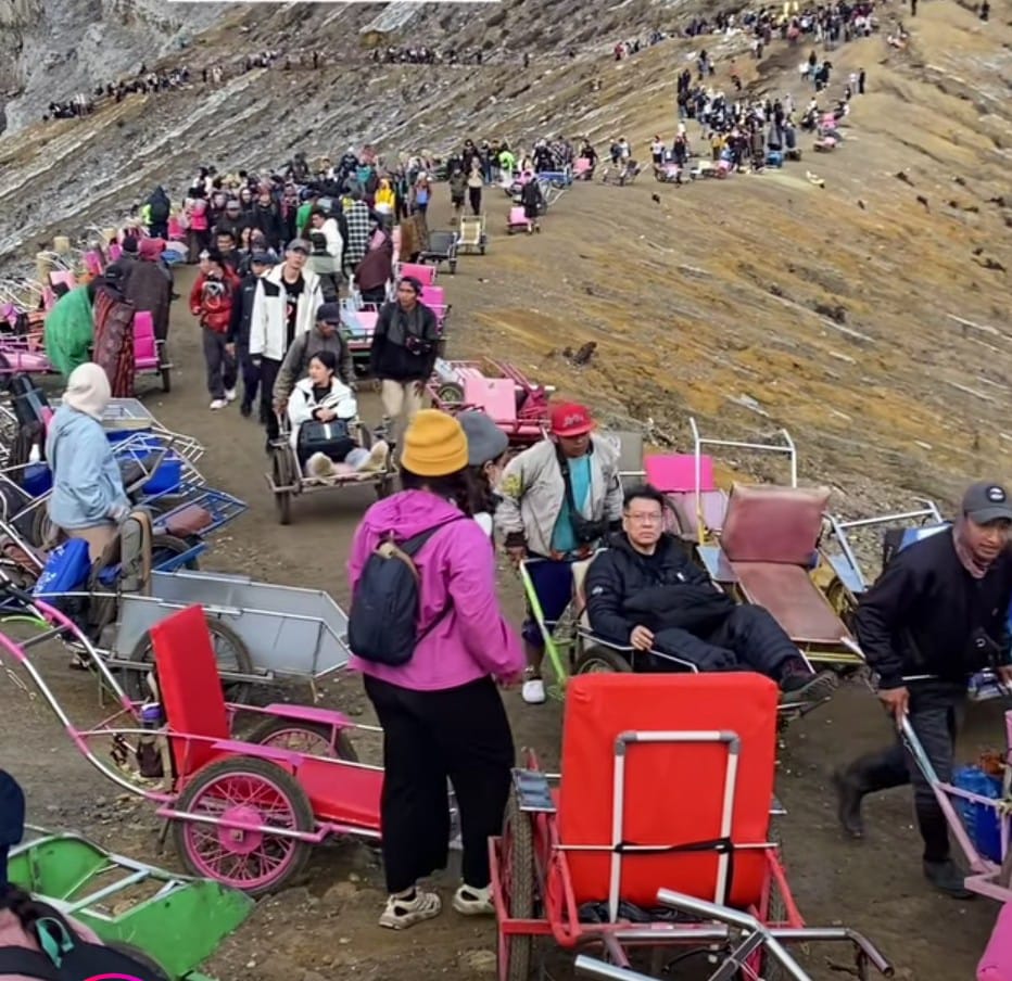 Wisatawan memanfaatkan jasa troli untuk naik ke puncak Kawah Ijen, Banyuwangi pada libur weekend lalu, 11 Mei 2024.