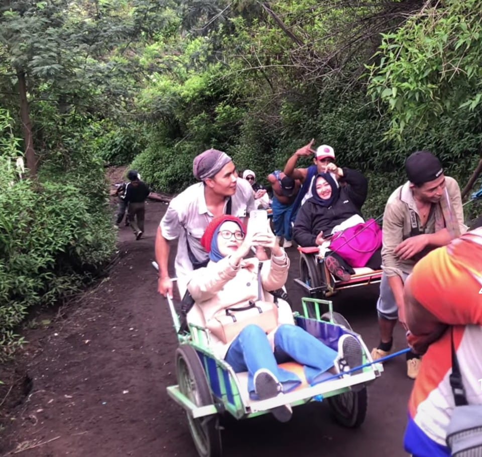 Wisatawan mendaki Kawah Ijen, Banyuwangi dengan memanfaatkan tumpangan troli.