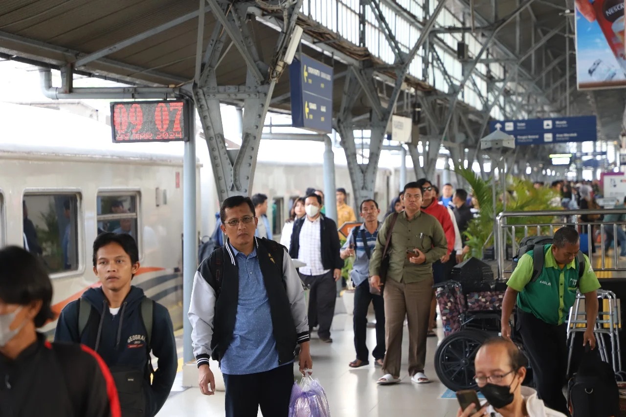 Penumpang kereta api di Stasiun Pasar Senen Jakarta.
