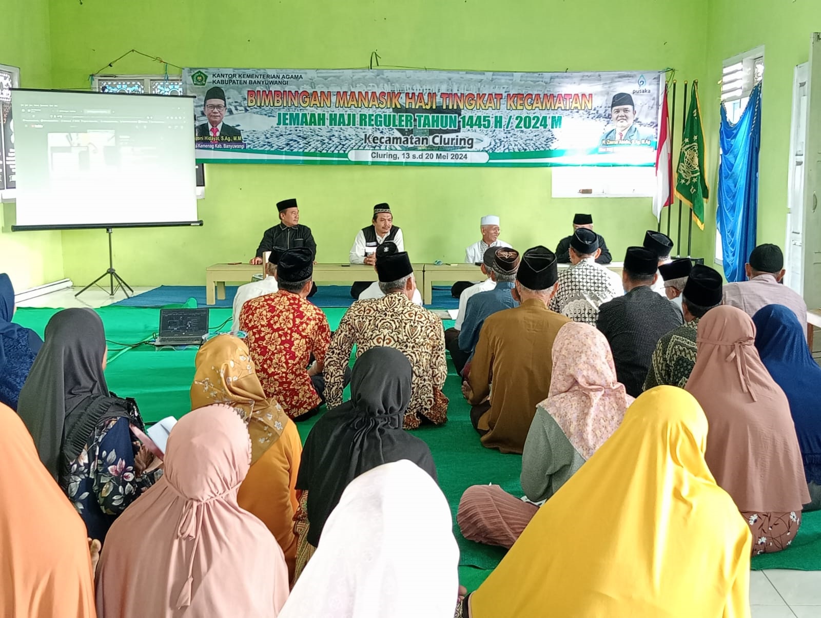 AKTIF: CJH asal Kecamatan Cluring konsultasi pada pembimbing haji Syafaat usai mengikuti bimbingan manasik di Kantor MWCNU Cluring Rabu (15/5)