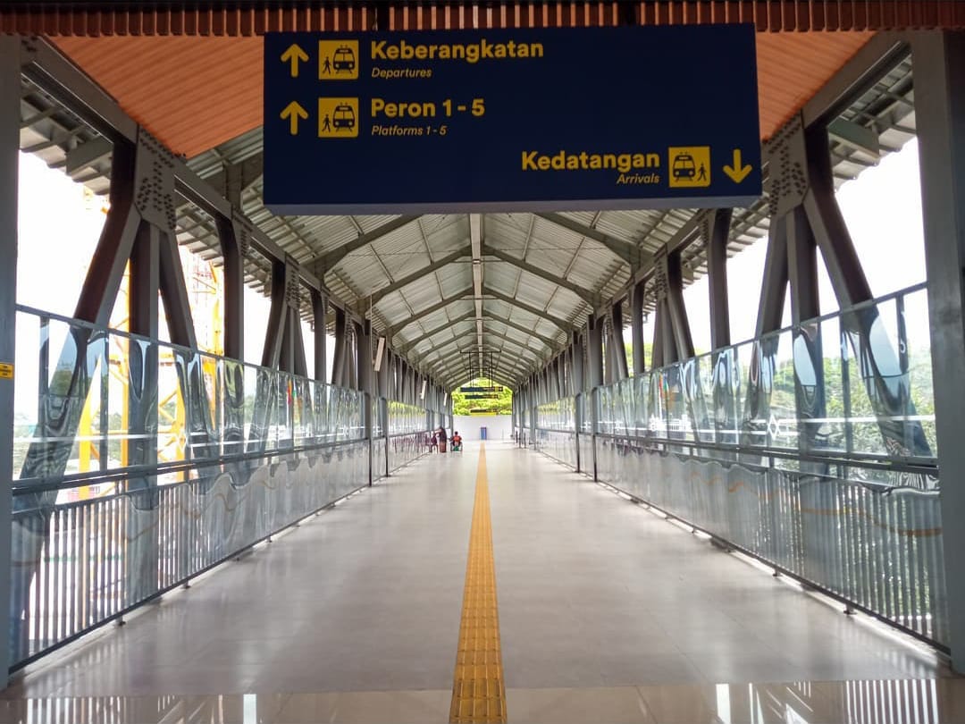 Interior skybridge di Stasiun Malang, Jawa Timur.