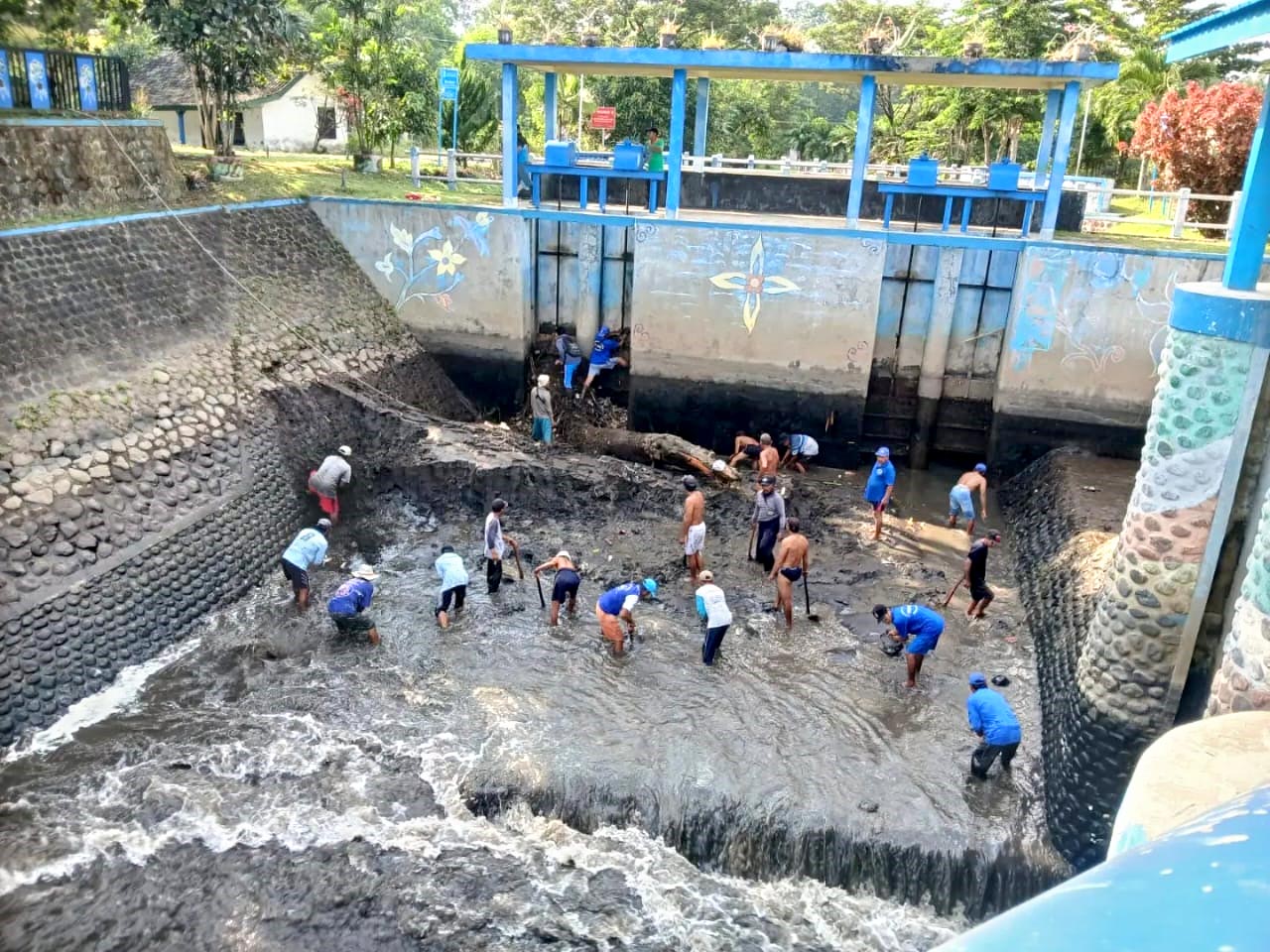GOTONG ROYONG: Petani bersama Korsda Srono membersihkan sedimen yang menumpuk di saluran Dam Gembleng, Selasa (14/5)