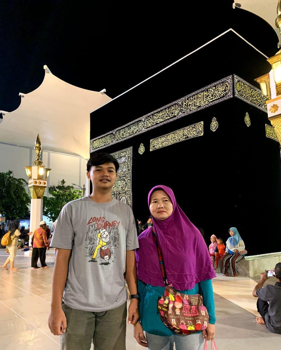 TERMUDA: Havid Nur Yasin bersama sang ibu Siti Akmaliyah saat berada di Pahlawan Religi Center  Kota Madiun dengan latar Kakbah