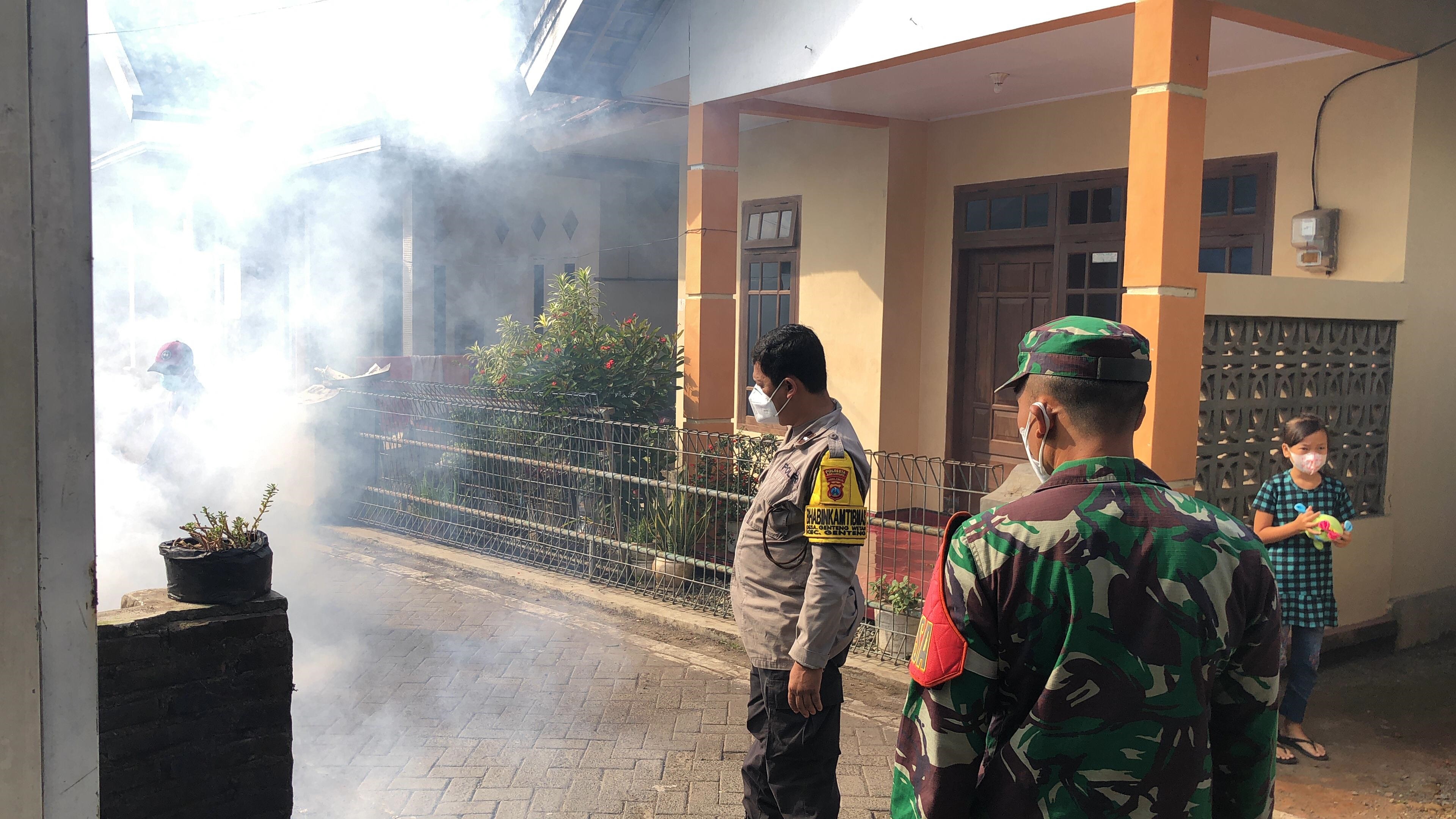 GOTONG ROYONG: Masyarakat RW 8 melaksanakan fogging di kampungnya untuk meminimalisir kasus DBD di Dusun Cangaan, Desa Genteng Wetan, Kecamatan Genteng kemarin (15/5).