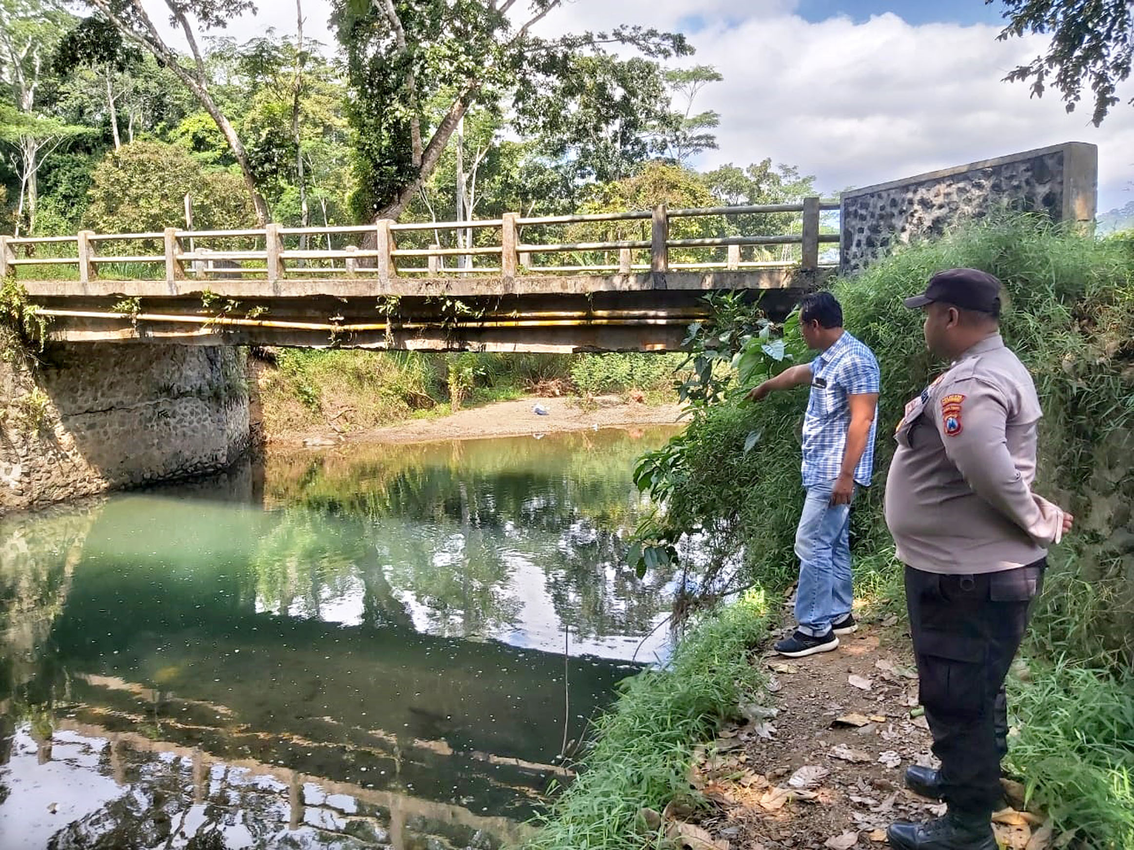 TKP: Anggota Polsek Pesanggaran saat melihat lokasi korban tenggelam di sungai daerah Afdelling PTPN XII Kebun Sungailembu, Dusun Sungailembu, Desa Sumberagung, Kecamatan Pesanggaran