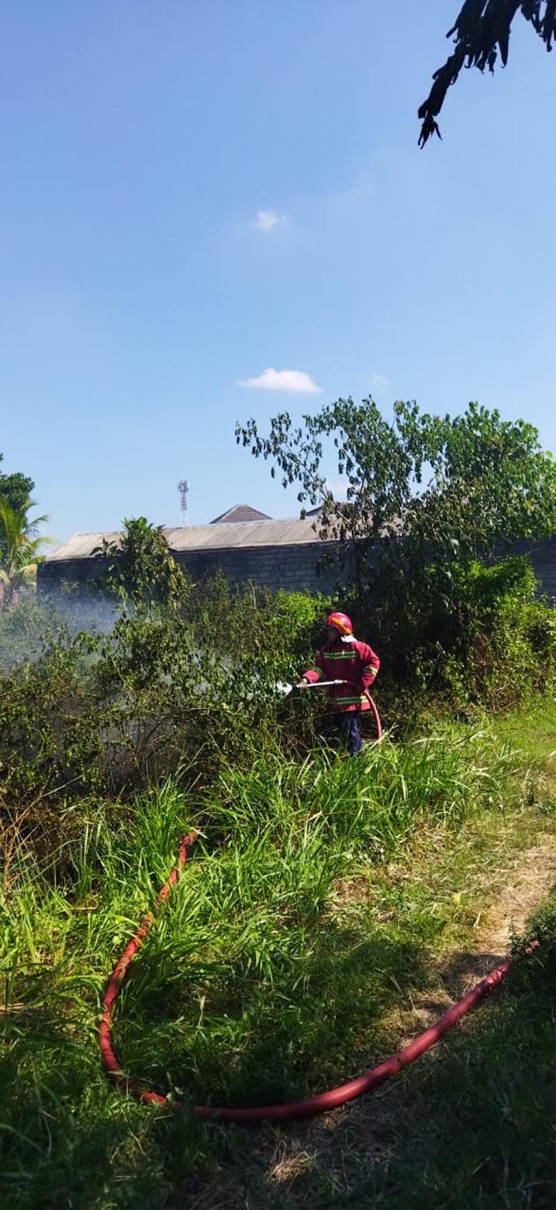 PADAM: Anggota Pos Damkar Sektor Genteng memadamkan api di lahan kosong Dusun Krajan, Dsa Kembiritan, Kecamatan Genteng Selasa (14/5).