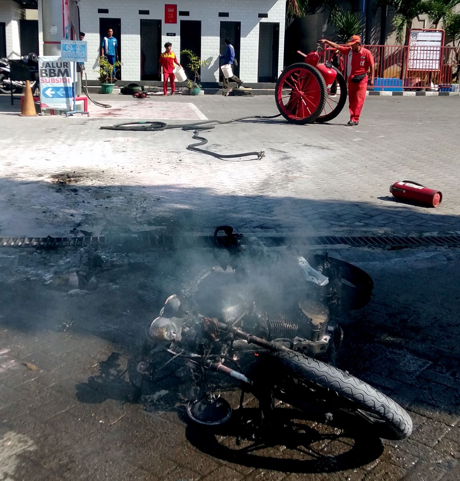 HANGUS: Sepeda motor Suzuki Thunder tanpa pelat nomor polisi dibiarkan tergeletak di area SPBU Sukowidi setelah terbakar Kamis (16/5).