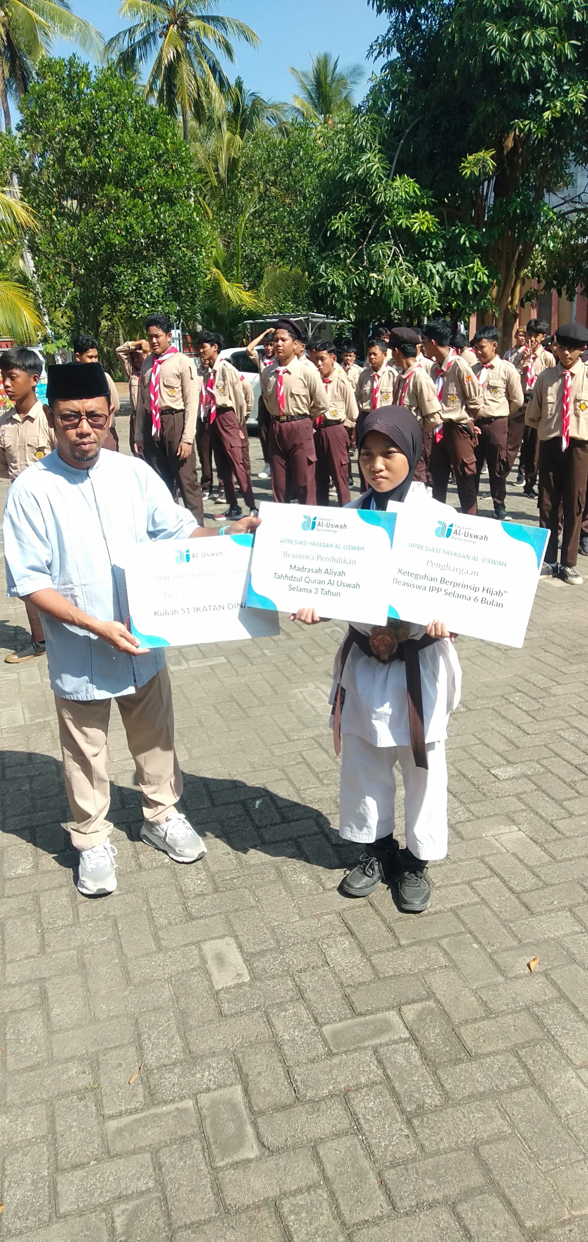 TINDAKAN TEPAT: Sekretaris Yayasan Al Uswah Banyuwangi, H Dhani Eko Aprilin, SE saat memberikan apresiasi kepada Almira Prastika Ningrum siswi kelas 8 SMPIT Al Uswah