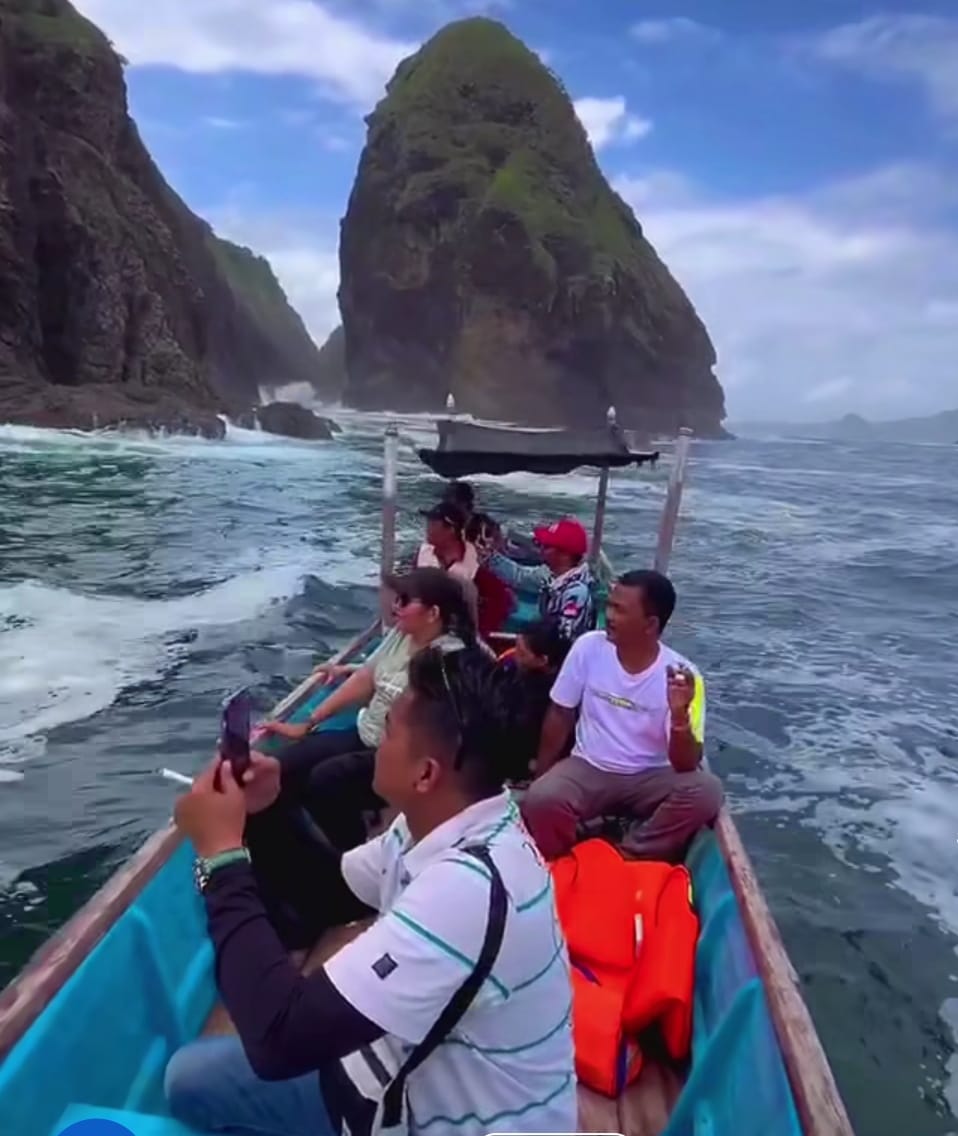 Wisatawan menumpang perahu nelayan lokal menuju gugusan Pulau Bedil di Dusun Pancer, Desa Sumberagung, Kecamatan Pesanggaran, Banyuwangi.