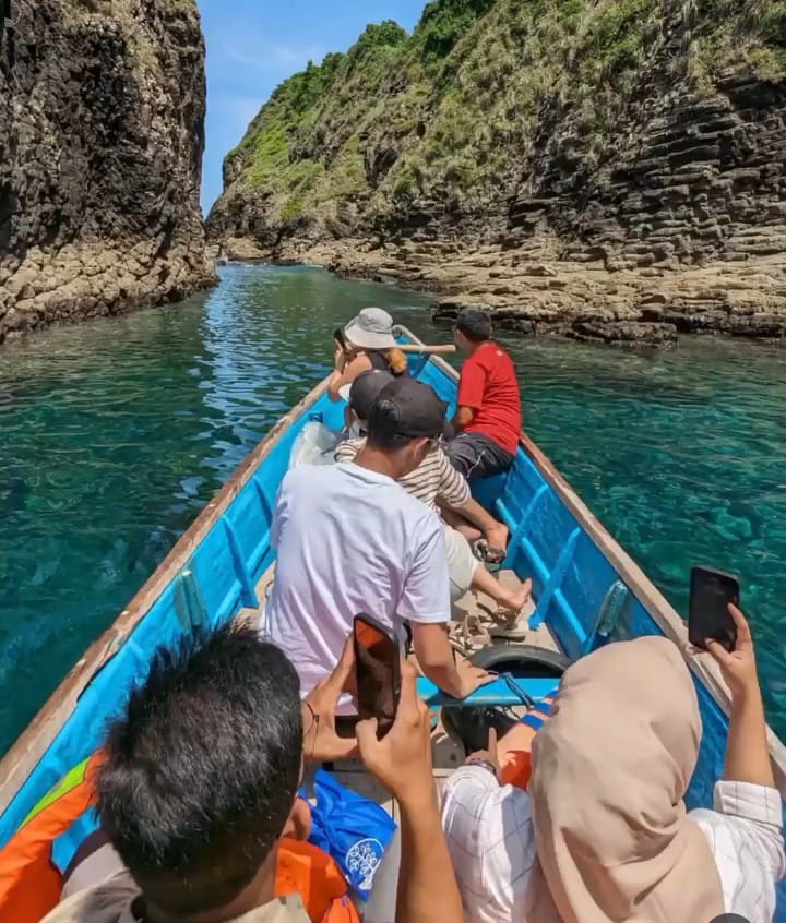 Jangan lupa abadikan momen petualanganmu saat menerjang ombak menuju Pulau Bedil.