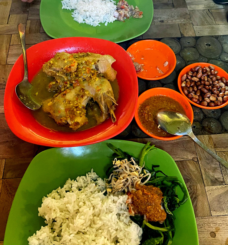 DIKENAL: Ayam betutu khas Bali dengan aroma pedas dan sambal khusus ini bisa dengan mudah ditemui di Banyuwangi.