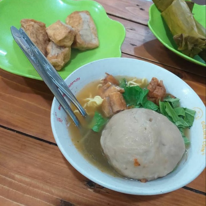 HAMIL: Dalam isian bakso beranak banyak kejutan seperti tetelan hingga pentol kecil