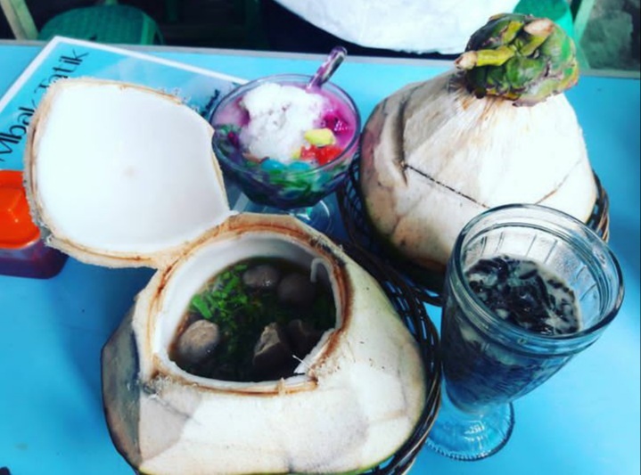TROPICAL: Bakso dalam batok kelapa membuat rasanya lebih maknyus