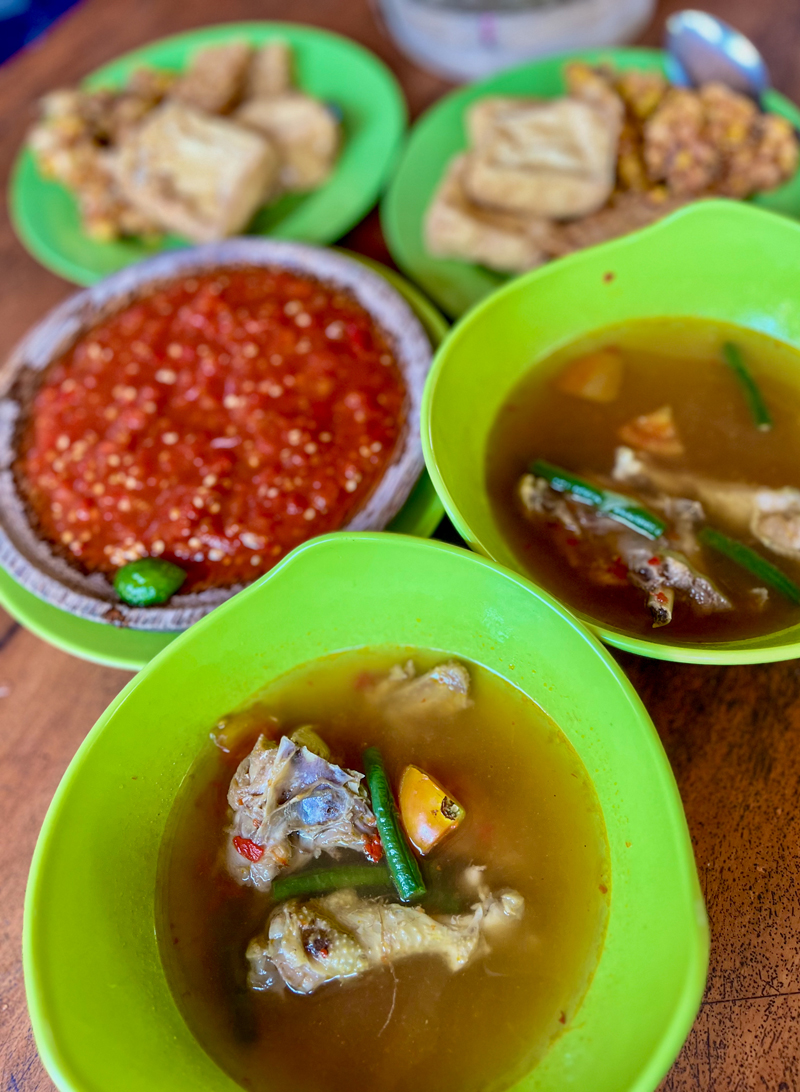 ANDALAN: Hampir semua restoran khas Banyuwangi menyediakan menu ayam kesrut.