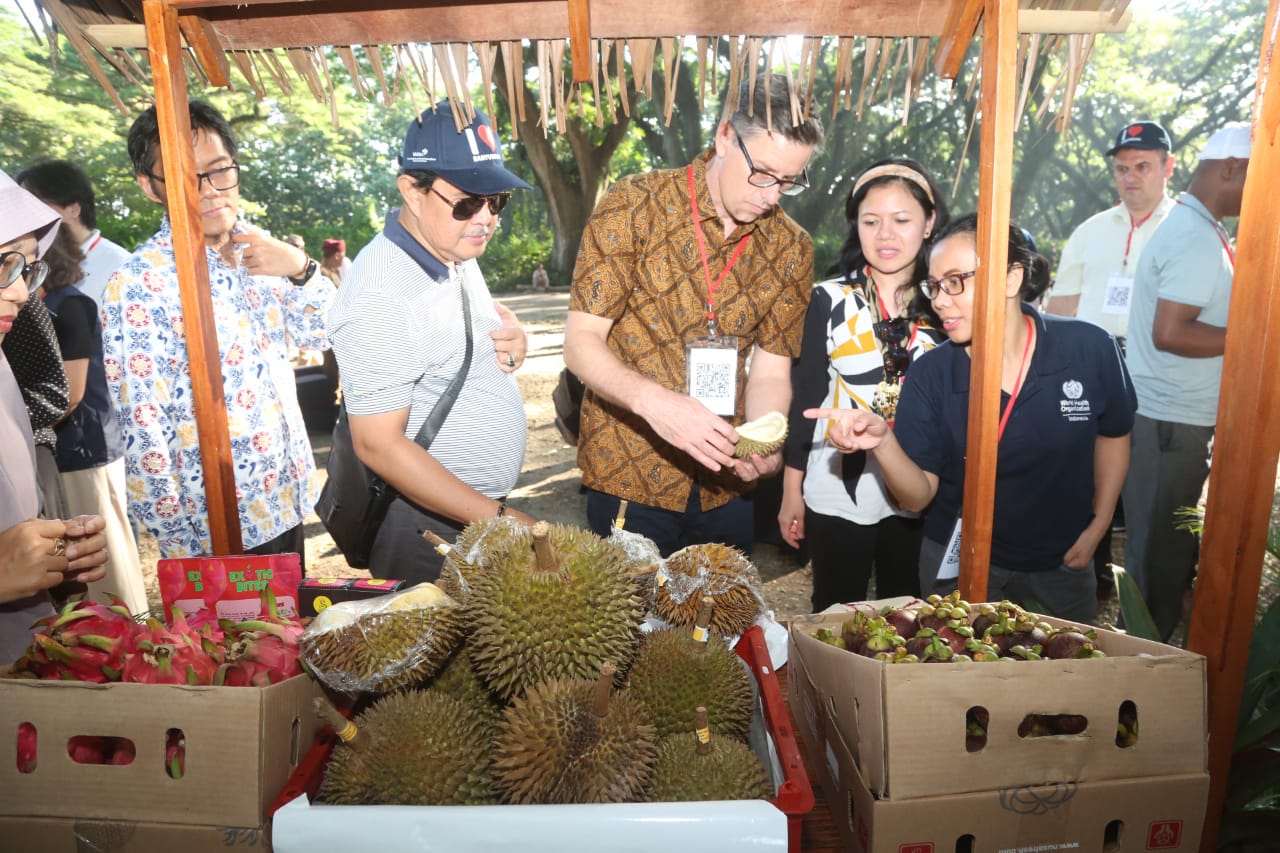 ENAK: Diplomat Kedubes Kanada Kevin Tokar menikmati durian saat berkunjung ke De Djawatan dalam rangkaian kegiatan Ambassador Goes to Kampung KB.