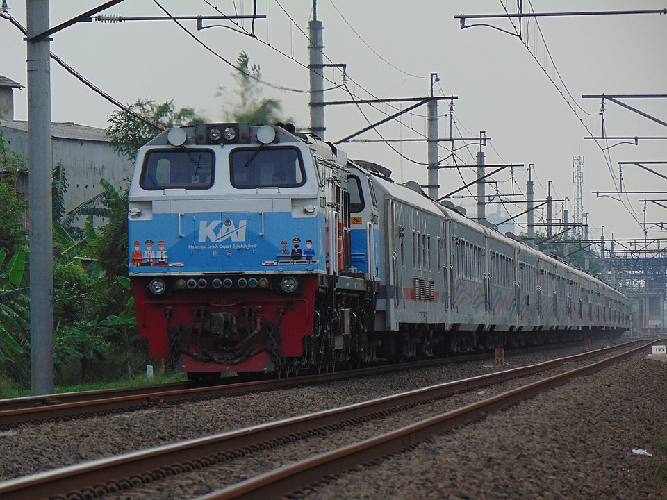 Kereta Api Gumarang dengan Lokomotif CC 206 15 08 Spesial HUT KAI Ke-76 Tahun melintas di Walet, Tambun.