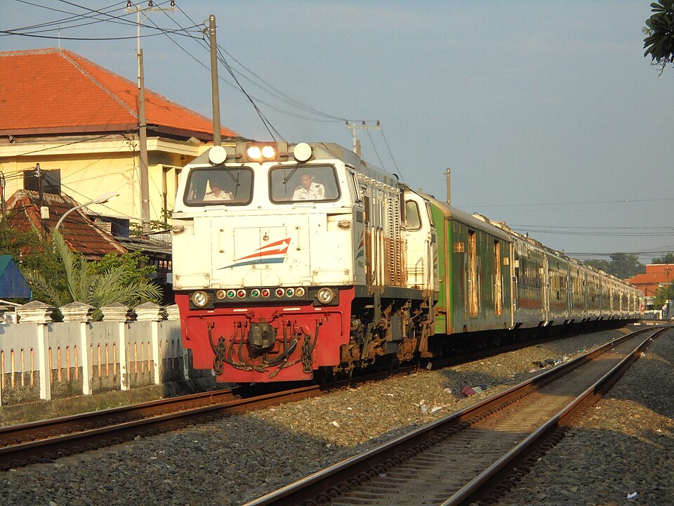 Kereta Api Harina melintas daerah Tembok Dukuh, Bubutan, Surabaya.