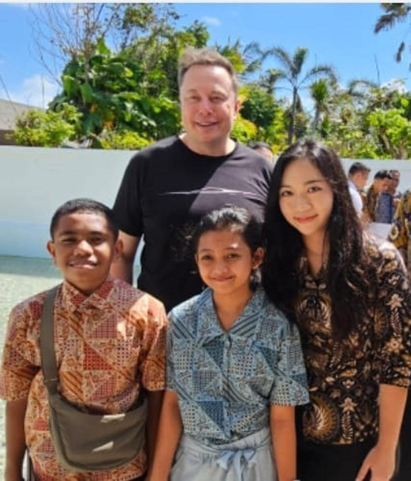 MOMEN SPESIAL: Felicia Dahayu (batik biru) foto bersama CEO SpaceX dan Tesla Elon Musk di Bali Minggu (19/5).