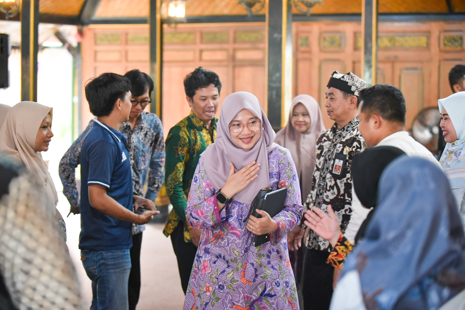 TINGKATKAN SDM: Bupati Ipuk Fiestiandani didampingi Kepala Dispendik Suratno menghadiri Bincang Cerdas Kesetaraan Berkelas di pelinggihan kantor Disbudpar Banyuwangi pada Jumat (18/5).