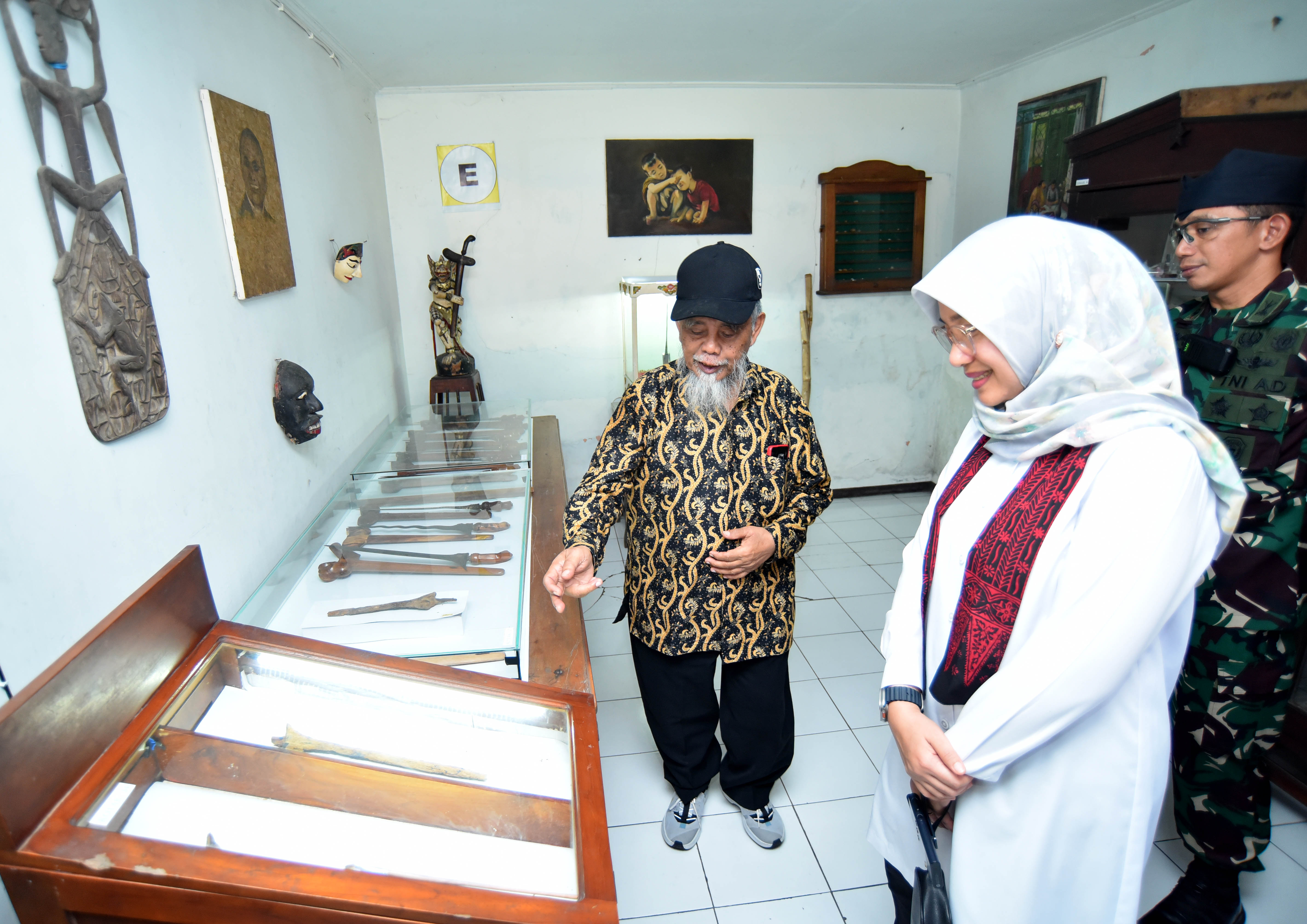 DESTINASI EDUKASI: Thomas Racharto menjelaskan benda-benda kuno koleksi Omahseum kepada Bupati Ipuk Fiestiandani pada Sabtu (18/5).