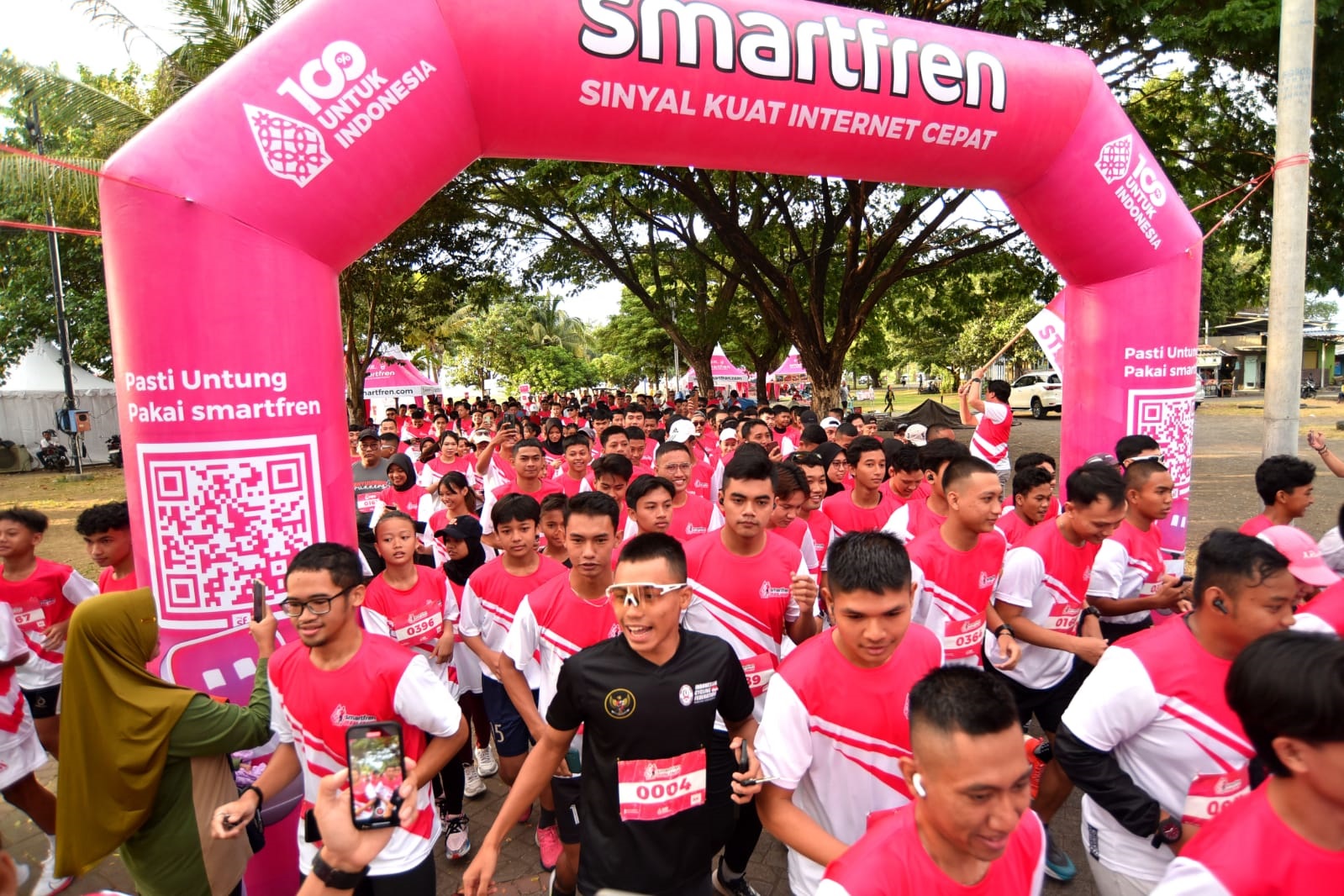 Ratusan peserta mengikuti event lari santai Road to Smartfren Run di Pantai Marina Boom Banyuwangi Minggu (19/5).
