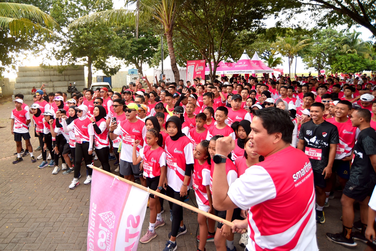 Regional Head South East Java-Bali Nusra Smartfren Jimmy Tambunan saat melepas peserta Fun Run Smartfren, Pantai Marina Boom Banyuwangi, Minggu (19/5).