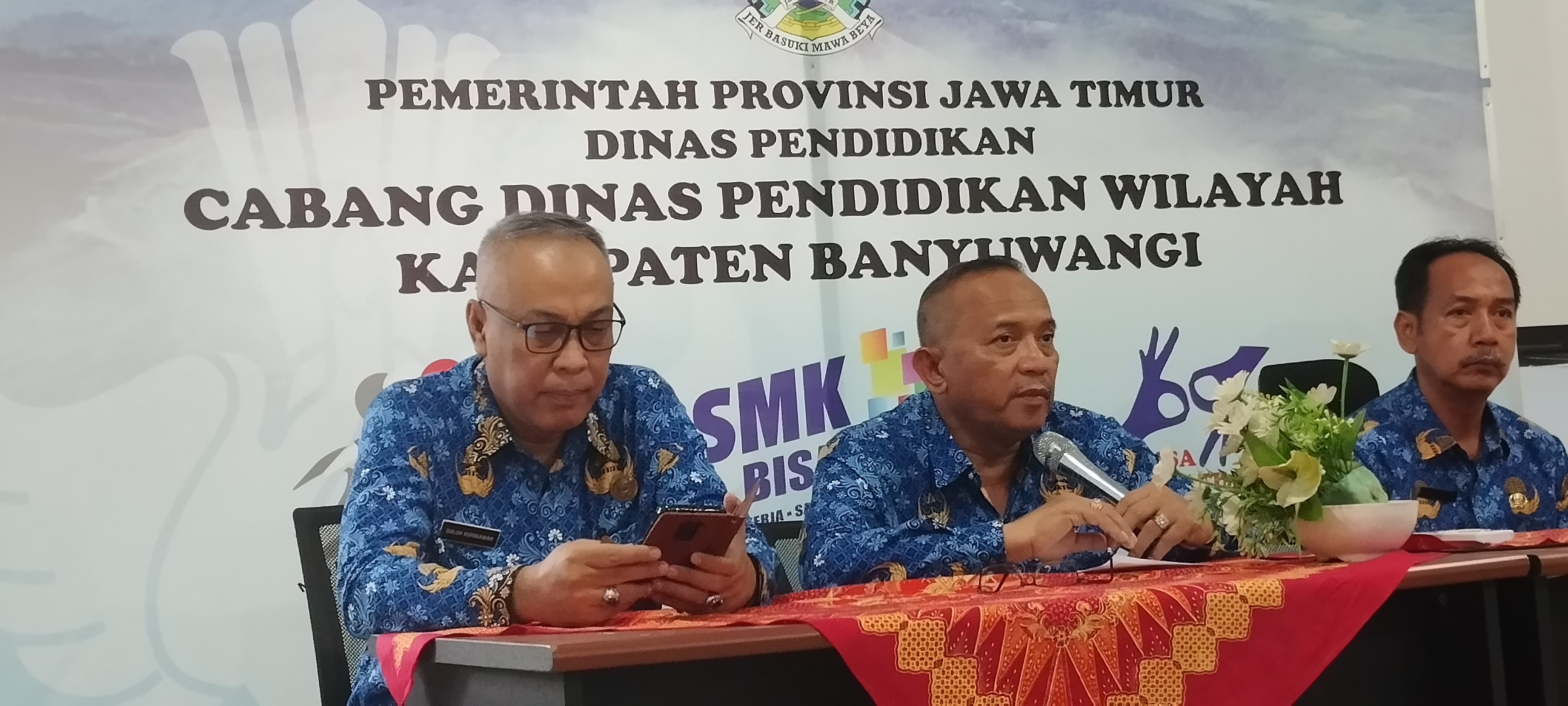 BERPESAN : Kacabdindikprov Jatim Wilayah Banyuwangi Ahmad Jaenuri (tengah) saat acara pelepasan jamaah calon haji pada Senin (20/5/2024)
