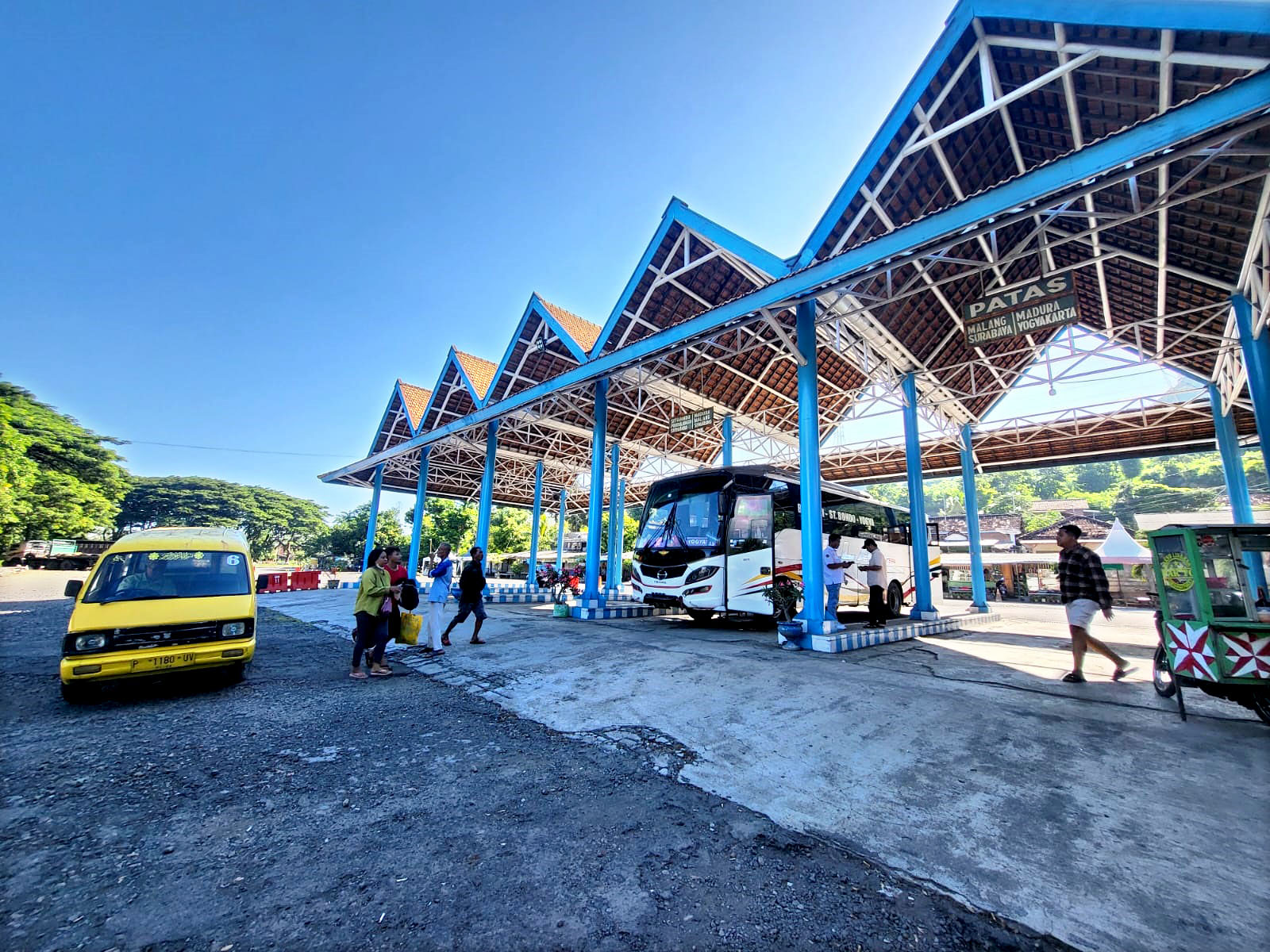 SEPI PENUMPANG: Bus jurusan Banyuwangi &ndash; Madura sedang menunggu penumpang di Terminal Sritanjung Minggu (19/5).