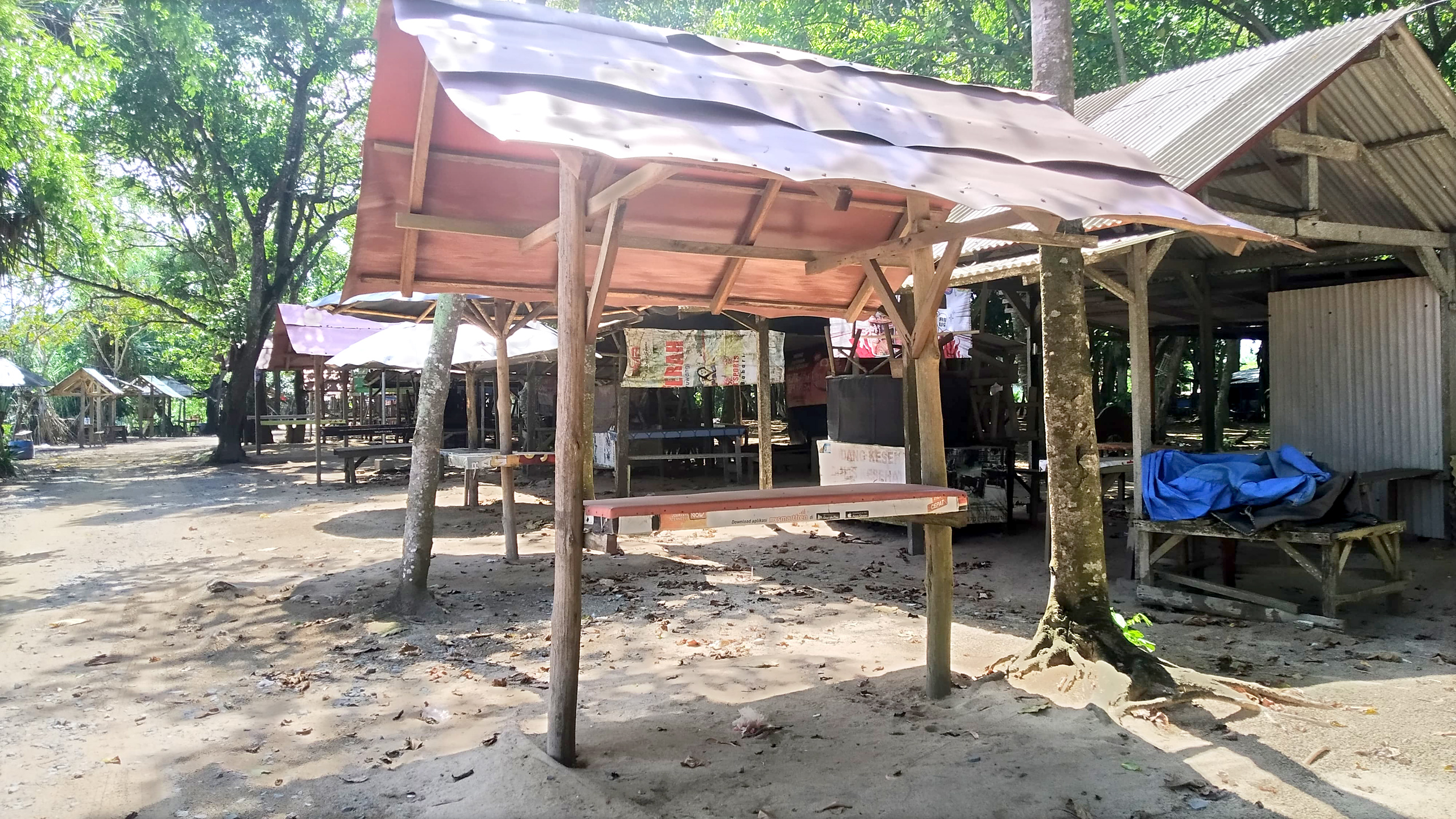 SEPI: Deretan lapak milik para pedagang di wisata Pantai Pulau Merah Dusun Pancer, Desa Sumberagung, Kecamatan Pesanggaran terlihat kosong pada Jumat (17/5).
