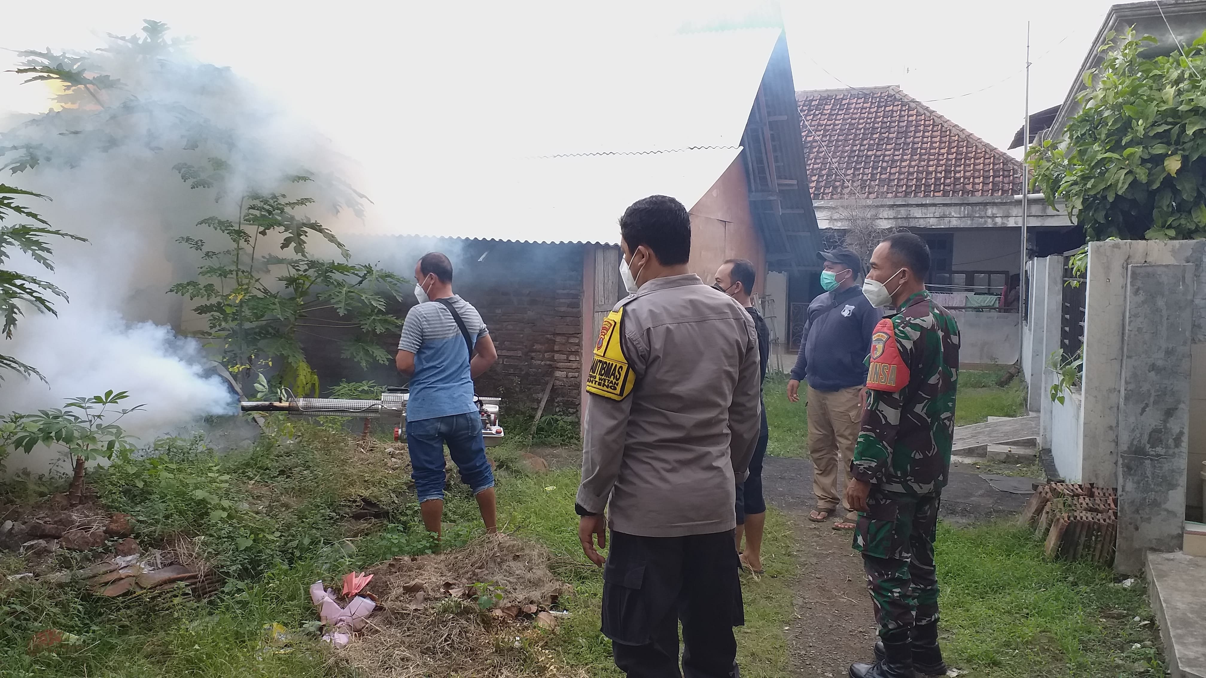 FOGGING: Warga Dusun Krajan, Desa Genteng Wetan, Kecamatan Genteng gotong royong melakukan pengasapan di kampungnya pada Sabtu (18/5).