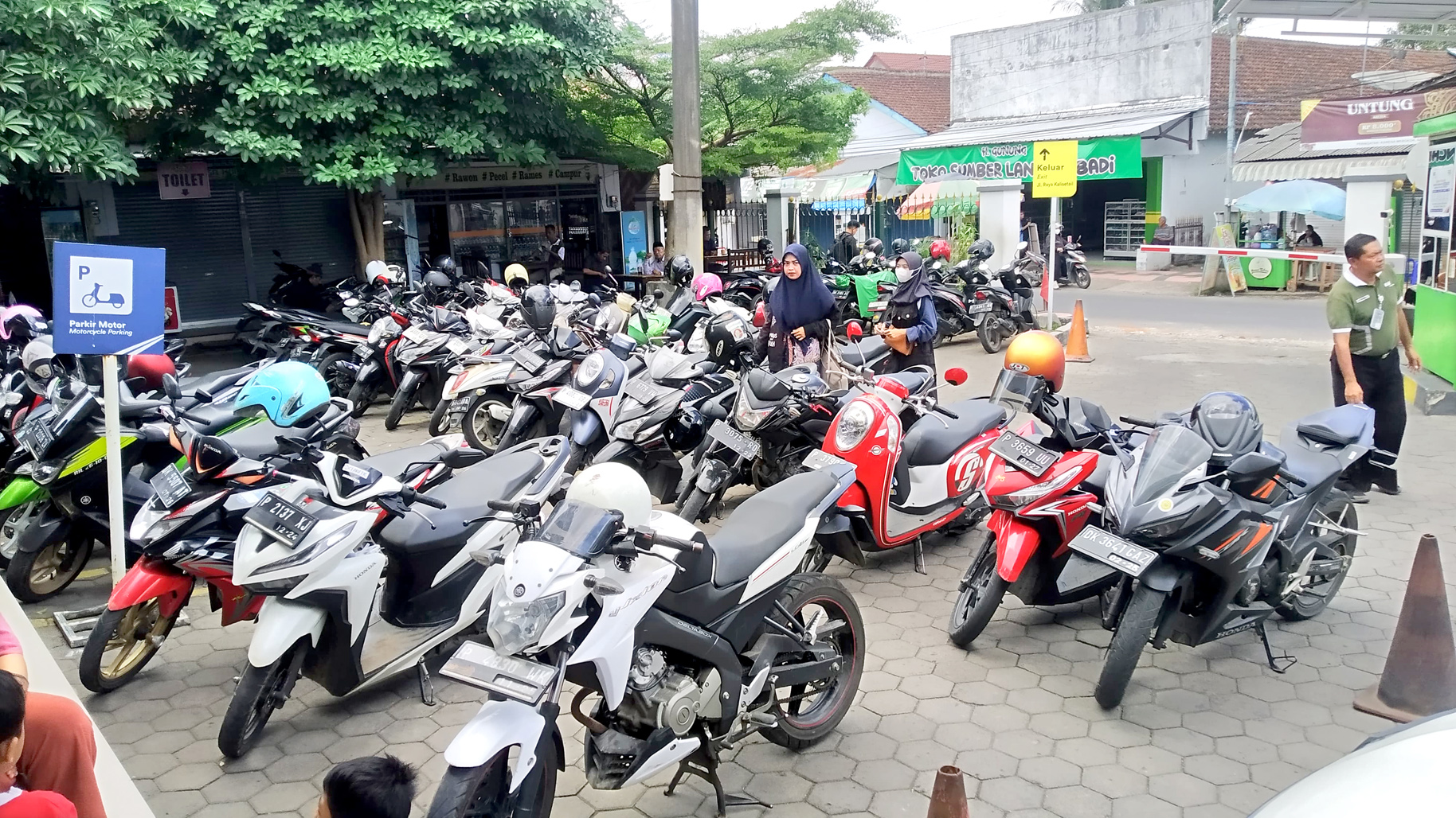 PADAT: Tempat parkir motor dan mobil di Stasiun Kalisetail, Desa/Kecamatan Sempu sangat terbatas hingga jalan raya selalu macet Minggu (19/5) .