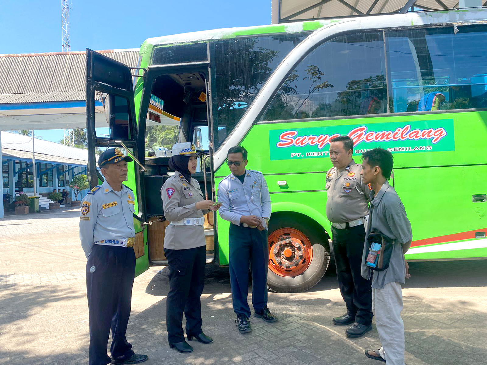 DIPERIKSA: Kanit Kamsel Satlantas Polresta Banyuwangi Ipda Irvin (kiri) bersama petugas Dishub memeriksa sejumlah bus di Terminal Brawijaya Minggu (19/5).