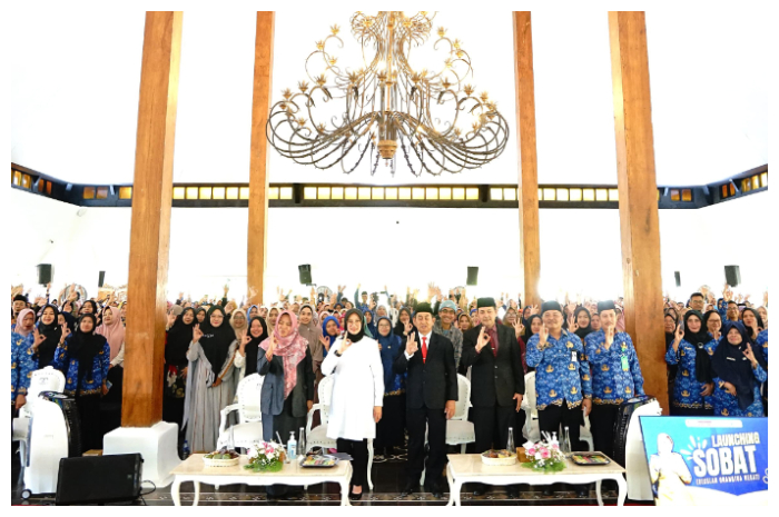 Bupati Ipuk Fiestiandani, Kepala Dispendik Suratno, dan sejumlah kepala perangkat daerah foto bersama dengan ratusan orang tua dan fasilitator program Sobat di Pendapa Sabha Swagata Blambangan.