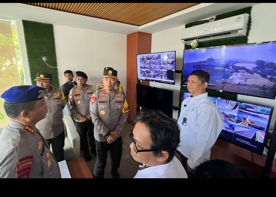 PERKUAT PENGAMANAN: Kapolda Jatim Irjen Pol Imam Sugianto didampingi Dirpolairud Kombespol Arman Asmara Syarifuddin dan General Manager PT ASDP Ketapang Syamsudin memantau pergerakan penumpang kapal