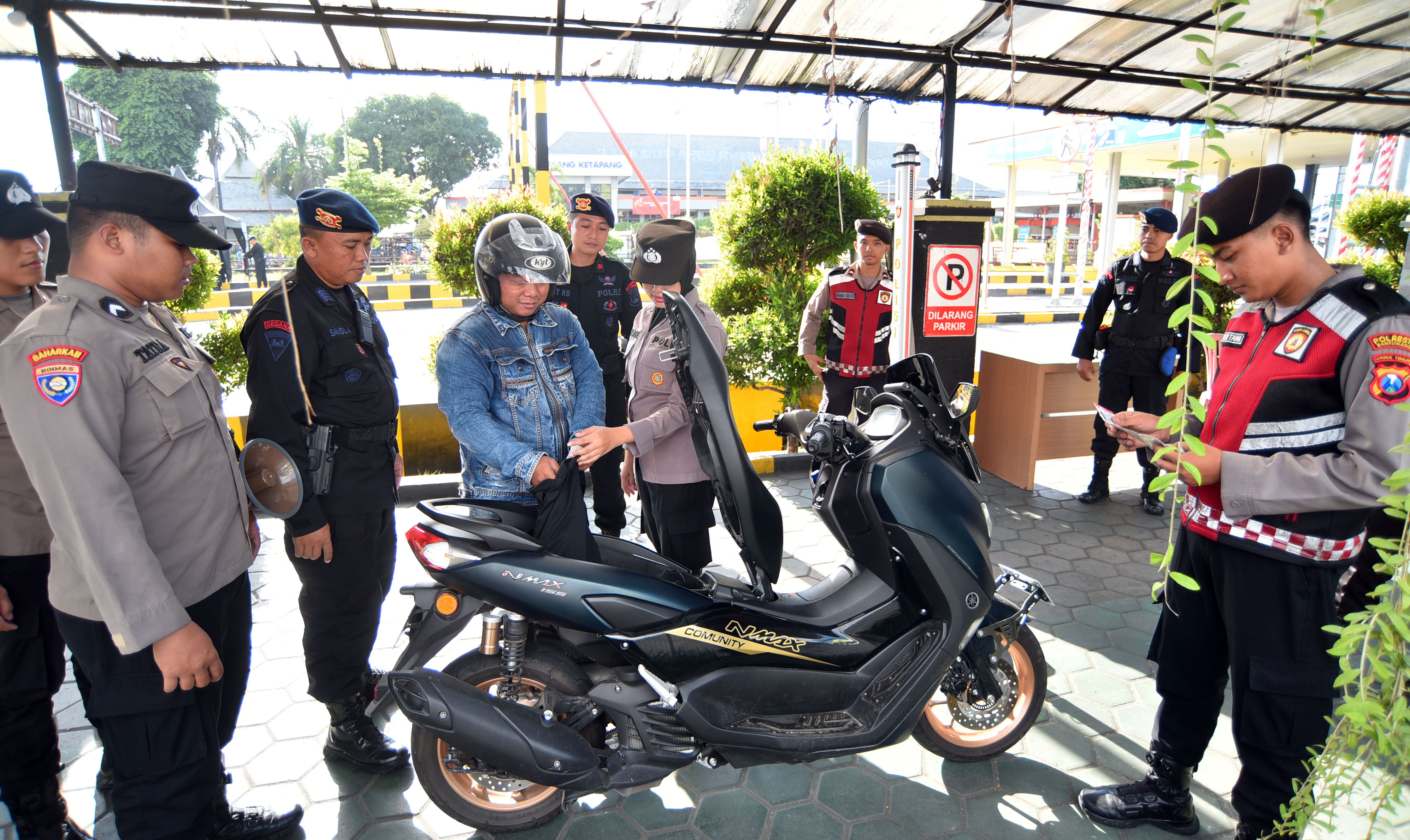 PERIKSA DOKUMEN: Seorang pengendara sepeda motor yang akan ke Bali harus menjalani pemeriksana super ketat di pintu masuk Pelabuhan ASDP Ketapang, Senin (20/5).&nbsp;