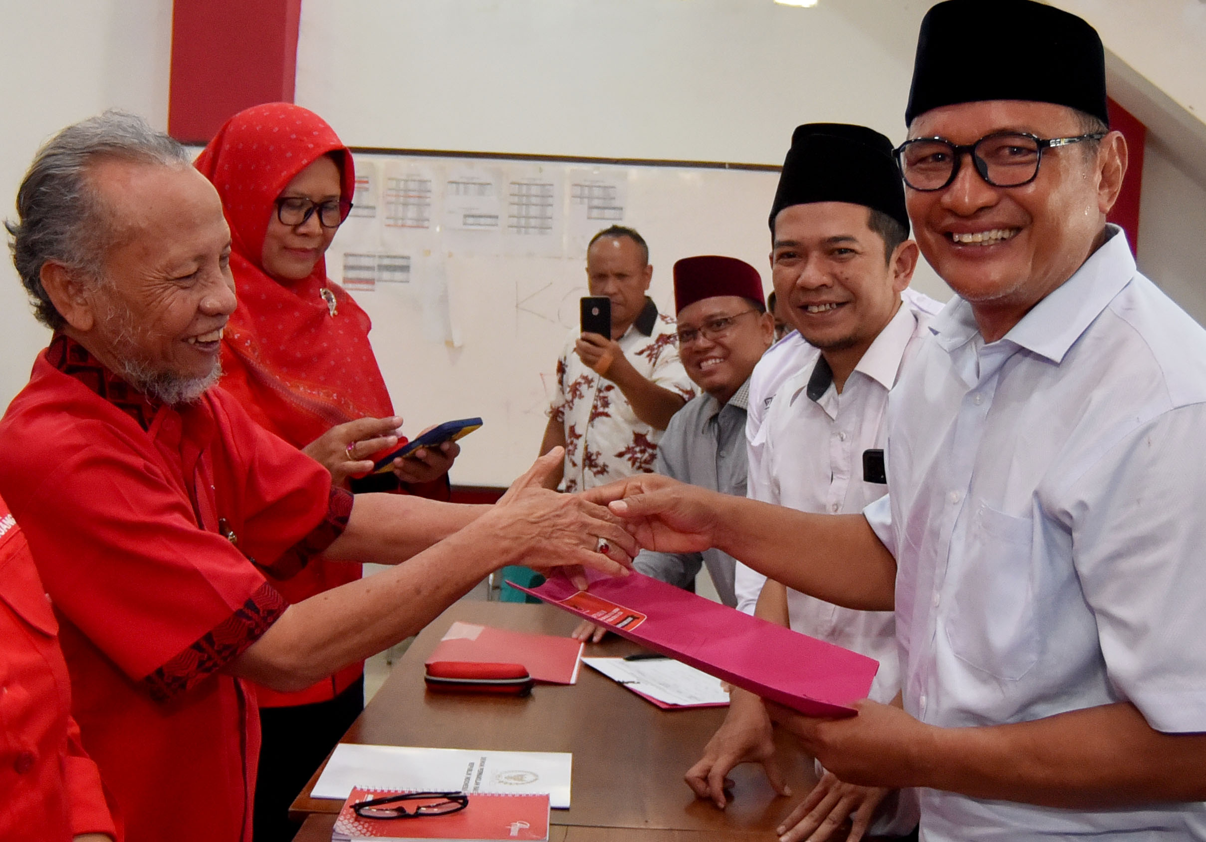 PENJARINGAN: Tim Sumail Abdullah yang dipimpin Abdul Kadir mengambil formulir pendaftaran cabup di kantor DPC PDIP beberapa waktu lalu.