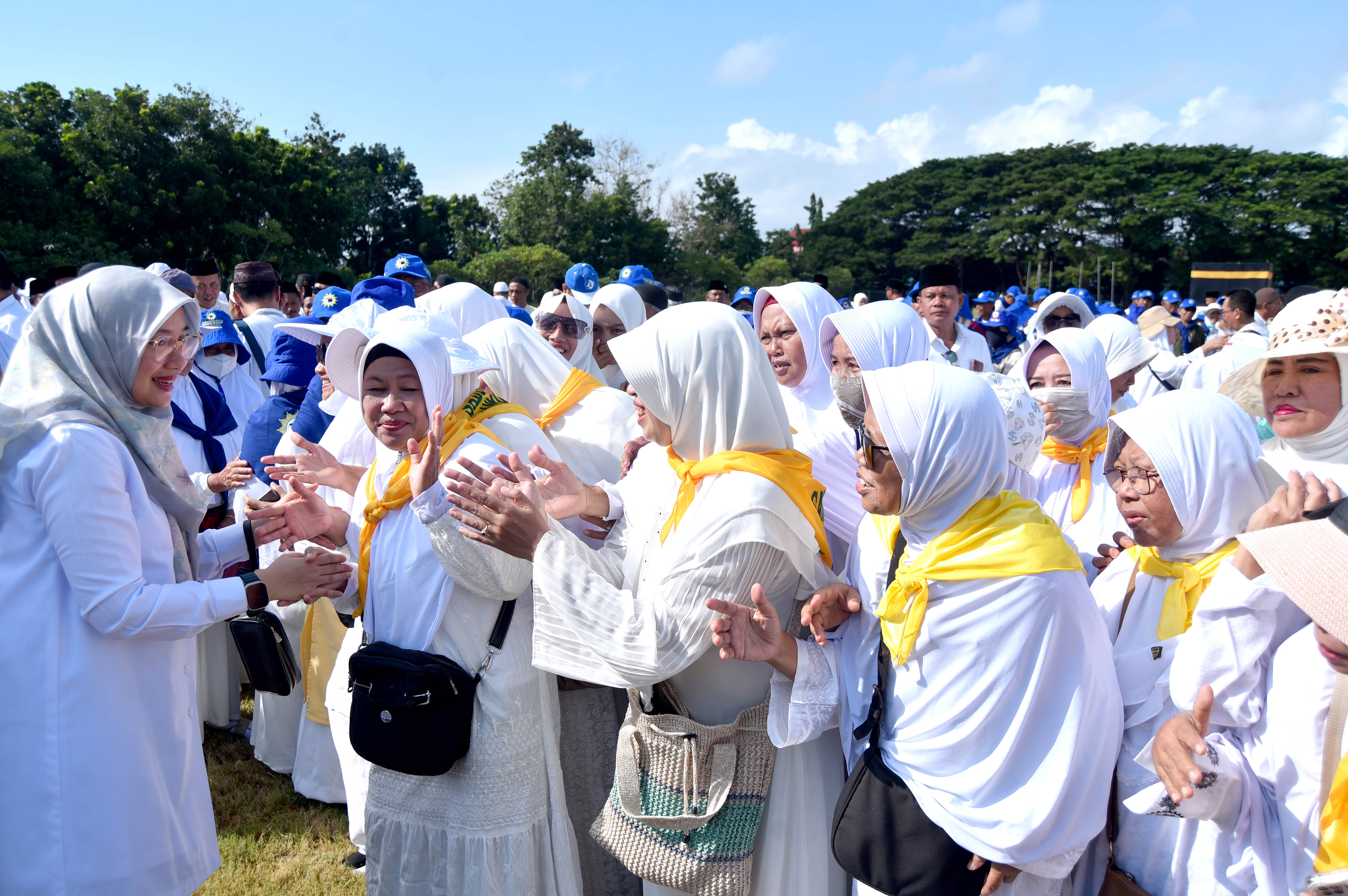 BEREBUT SALAMAN: Bupati Ipuk Fiestiandani menyalami calon jemaah haji perempuan usai menghadiri manasik haji di lapangan atletik GOR Tawangalun, Sabtu (18/5).