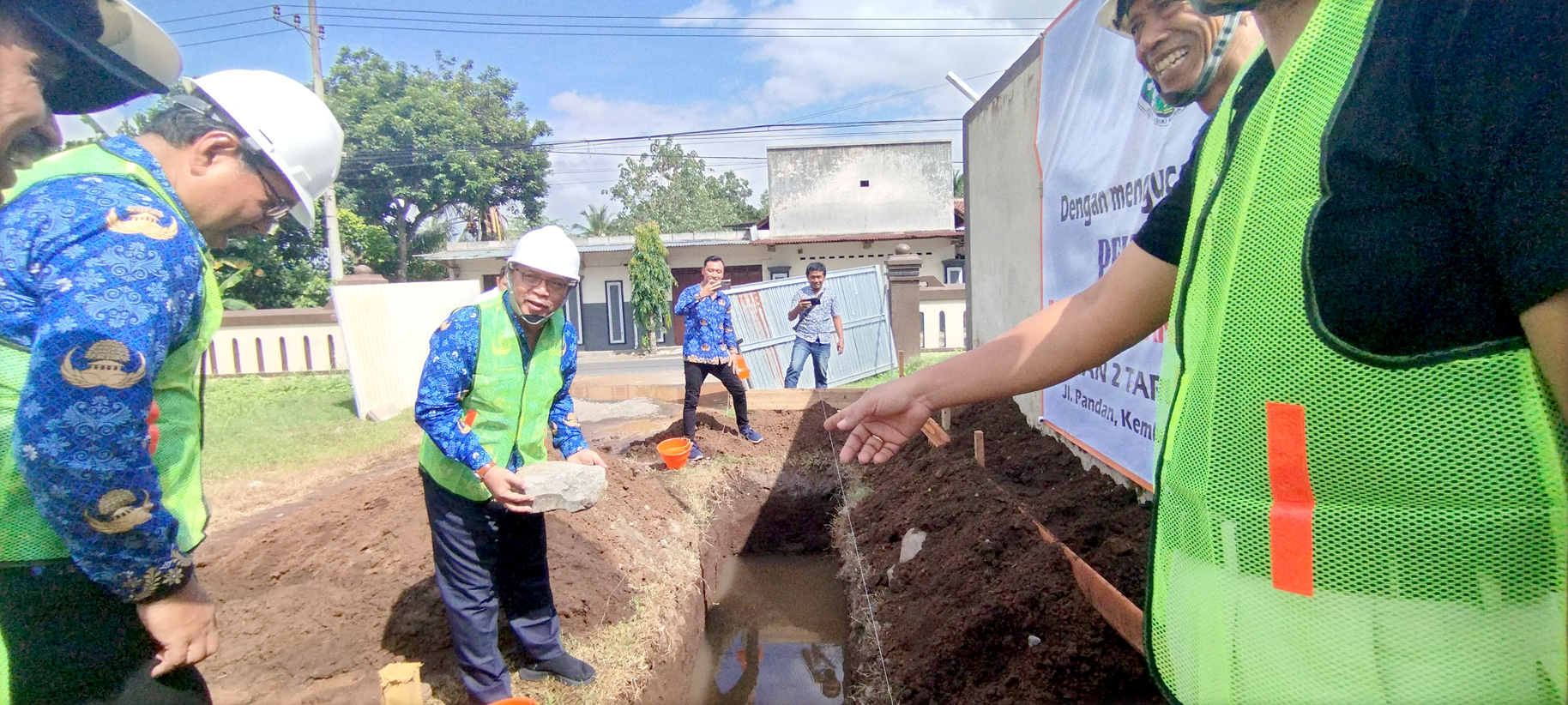 MEGA: Kacab Dispendik Jatim wilayah Banyuwangi Ahmad Jaenuri didampingi kepala SMAN 2 Taruna Bayangkara Mujib meletakkan batu pertama pembangunan gapura Senin (20/5).