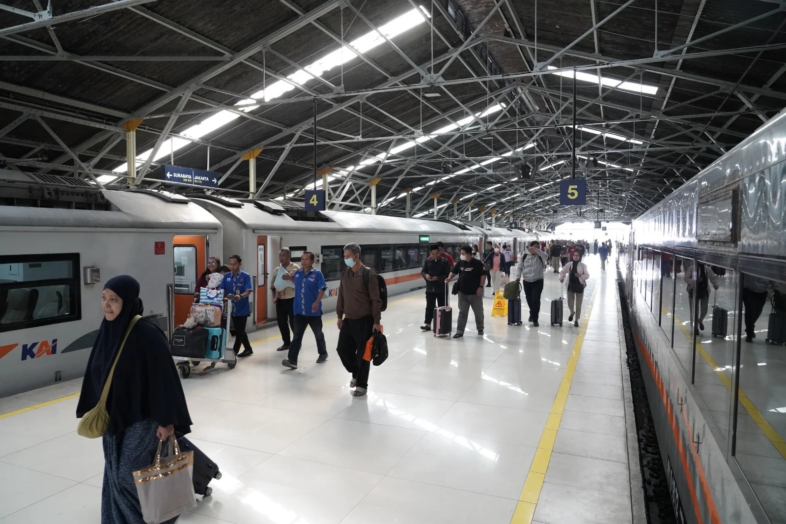 Penumpang kereta api di Stasiun Bandung.