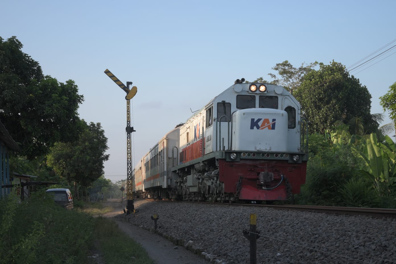 Kereta Api Probowangi, salah satu kereta api bersubsidi yang beroperasi di rute Stasiun Ketapang Banyuwangi - Surabaya Gubeng PP.
