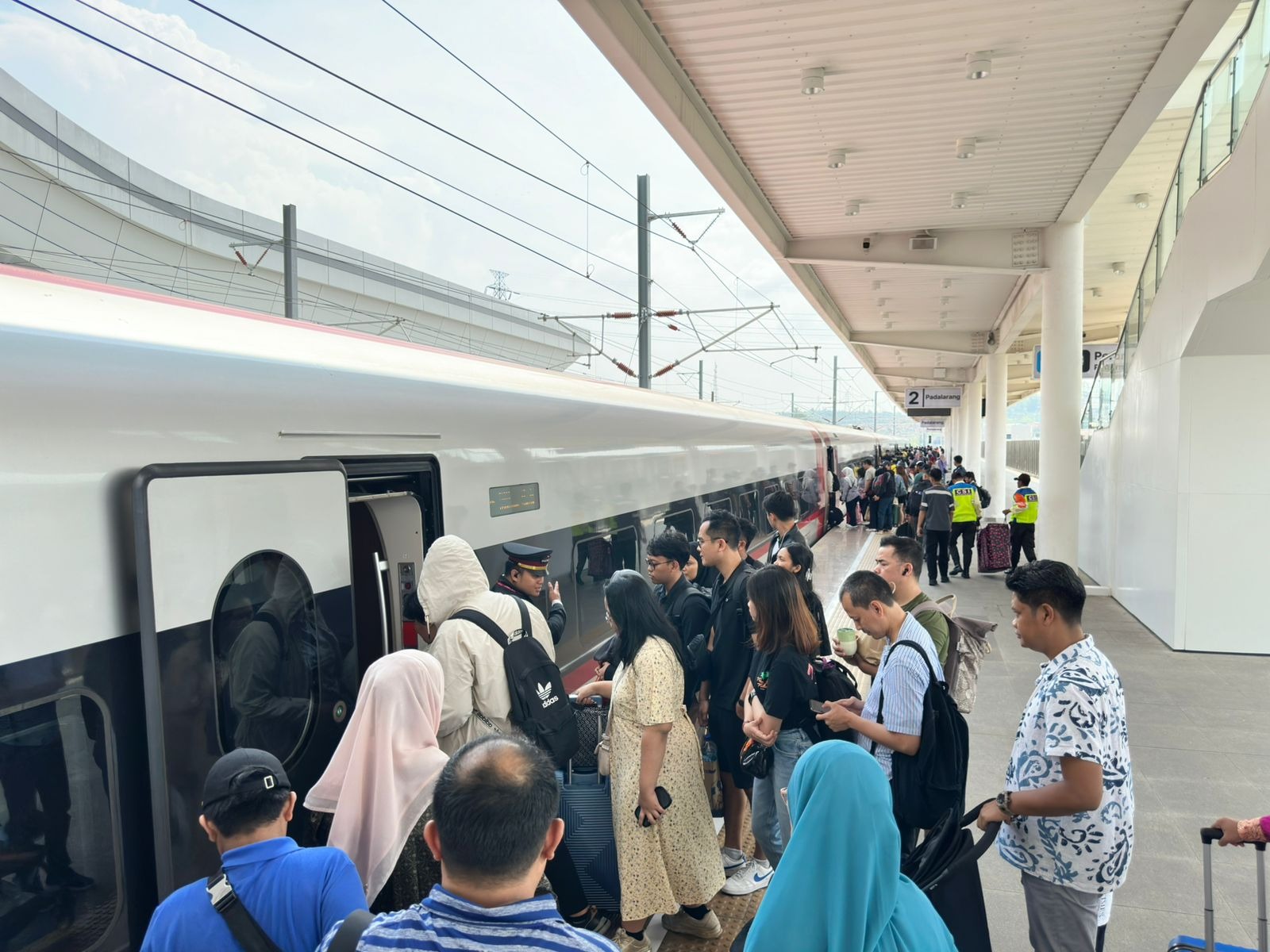 Penumpang kereta cepat Whoosh memadati Stasiun Padalarang saat long weekend Kenaikan Yesus Kristus dua pekan lalu.