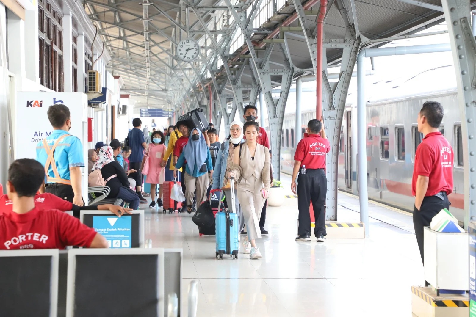 Penumpang kereta api di Stasiun Pasar Senen Jakarta.