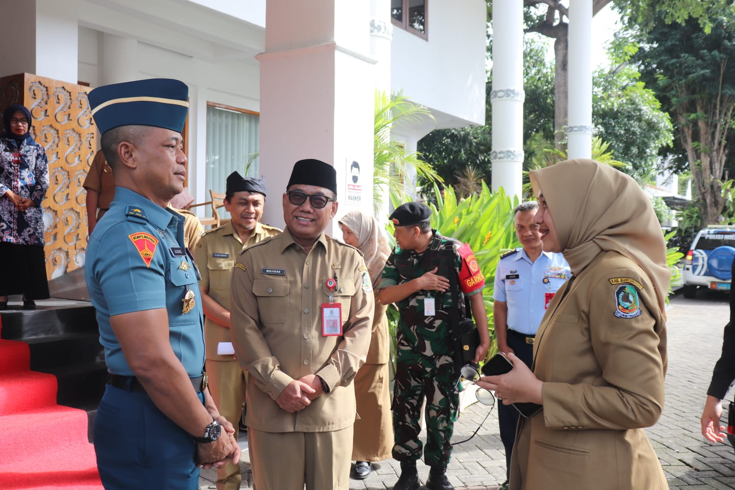 JALIN KOLABORASI: Kepala Staf Kogartap III/Surabaya Brigjen TNI (Mar) Agung Trisnanto bertemu Bupati Ipuk Fiestiandani dan Sekkab Mujiono di kantor Pemkab Banyuwangi.