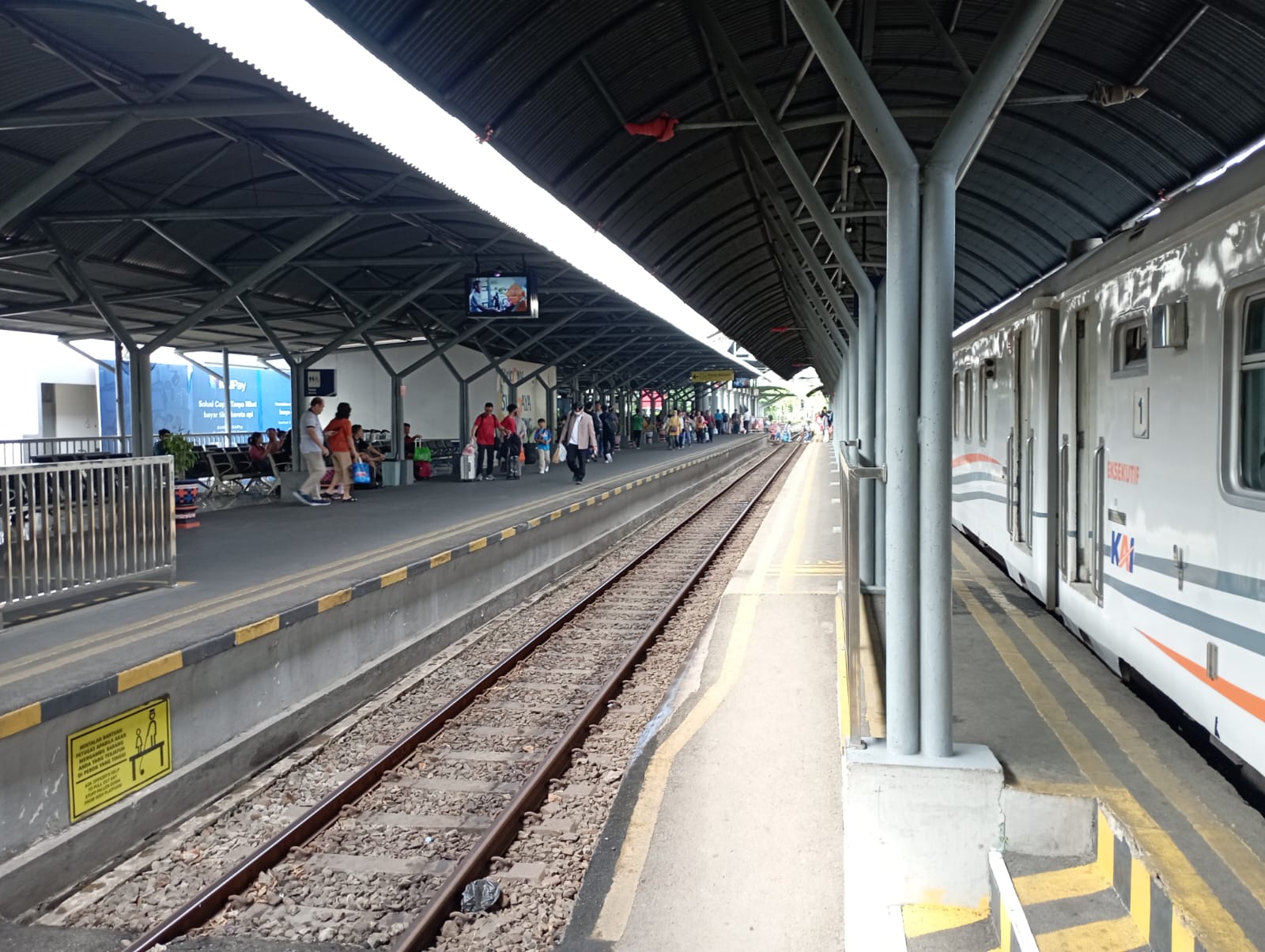 Penumpang kereta api di Stasiun Surabaya Gubeng.