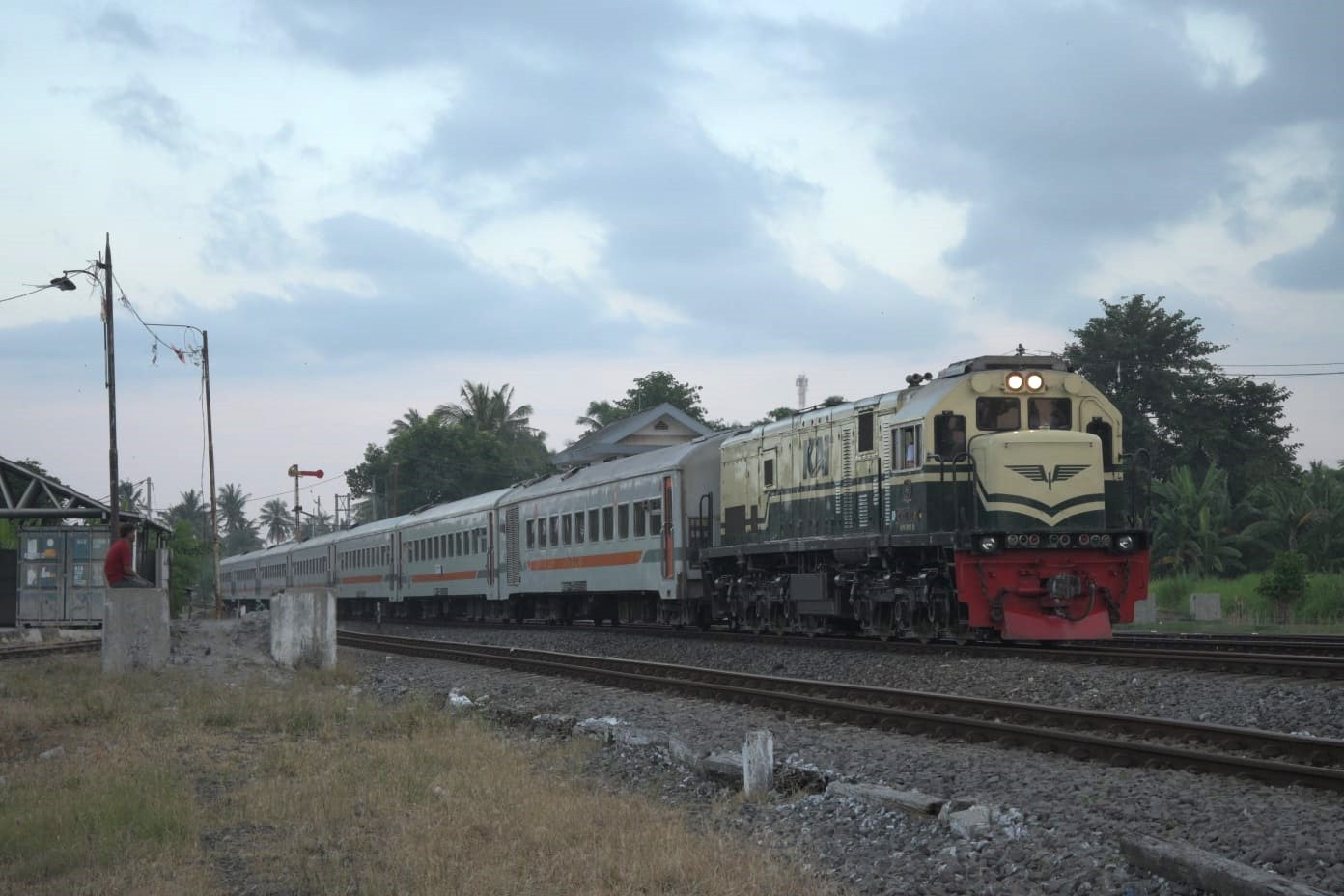 Kereta Api Pandanwangi dengan lokomotif livery PJKA memasuki Stasiun Ketapang Banyuwangi.