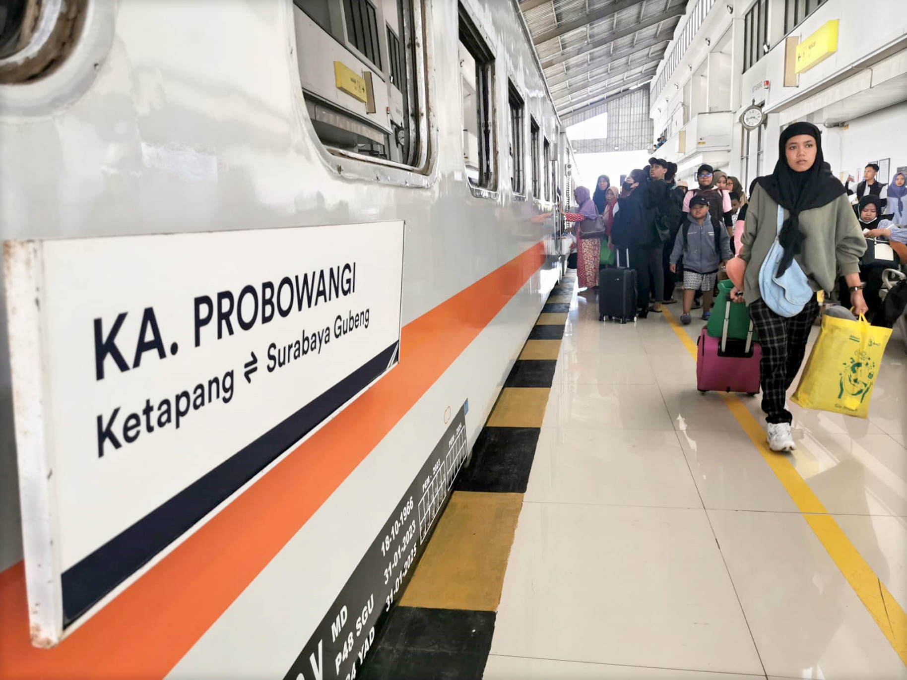 Penumpang hendak naik ke KA Probowangi di Stasiun Ketapang Selasa (21/5).