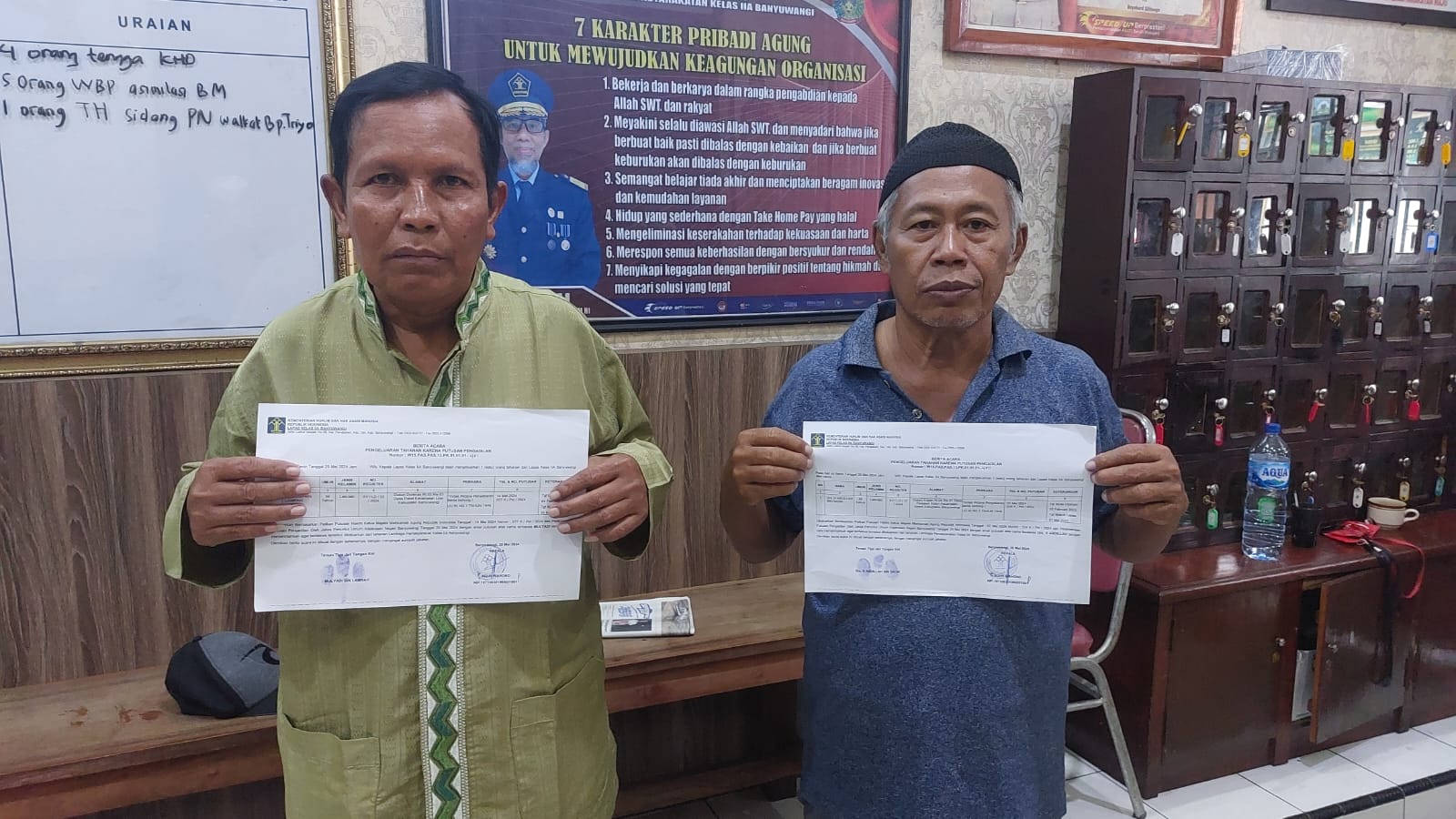 HIRUP UDARA BEBAS: Kades Pakel Mulyadi (kiri) dan Ketua Forsuba Abdillah Rafsanjani dibebaskan dari Lapas Banyuwangi, Senin sore (20/5).