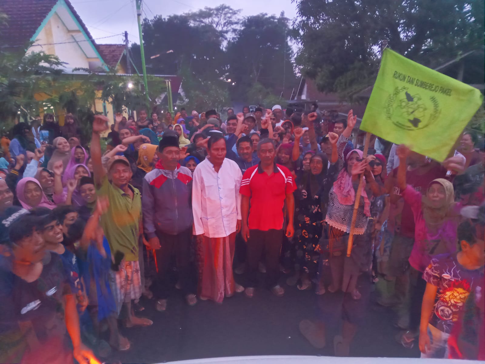 TRIO PAKEL: Kepulangan Kades Pakel Mulyadi dari lapas disambut warga beserta dua kepala dusun, yaitu Suwarno dan Untung, Senin (20/5).&nbsp;&nbsp;