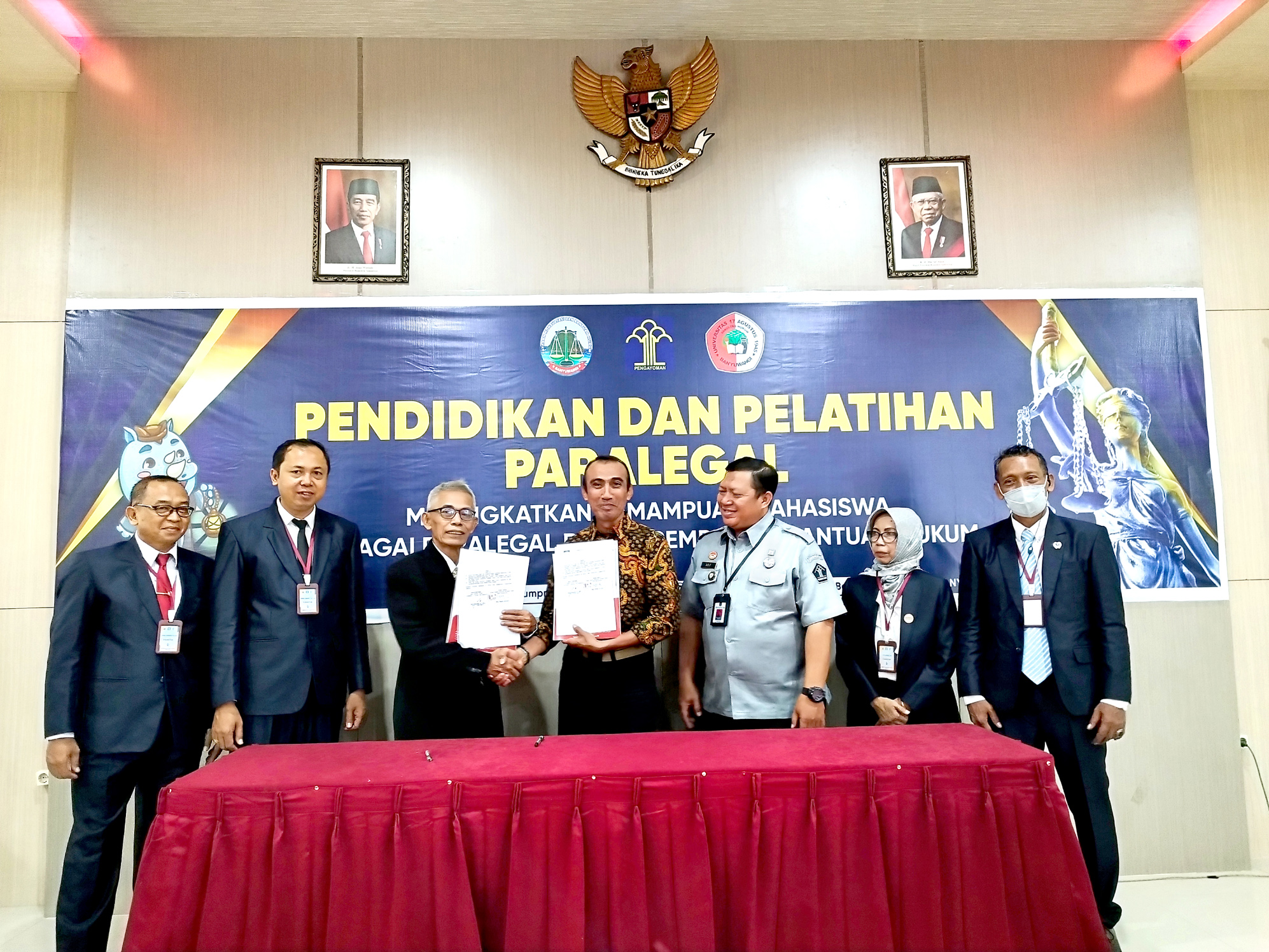 Ketua YKBH Banyuwangi Moh. Djazuli bersama Dekan Fakultas Hukum Untag Rudi Mulyanto menunjukkan bukti kerja sama disaksikan Penyuluh Hukum Madya Kemenkumham Wilayah Jatim, Senin (20/5).